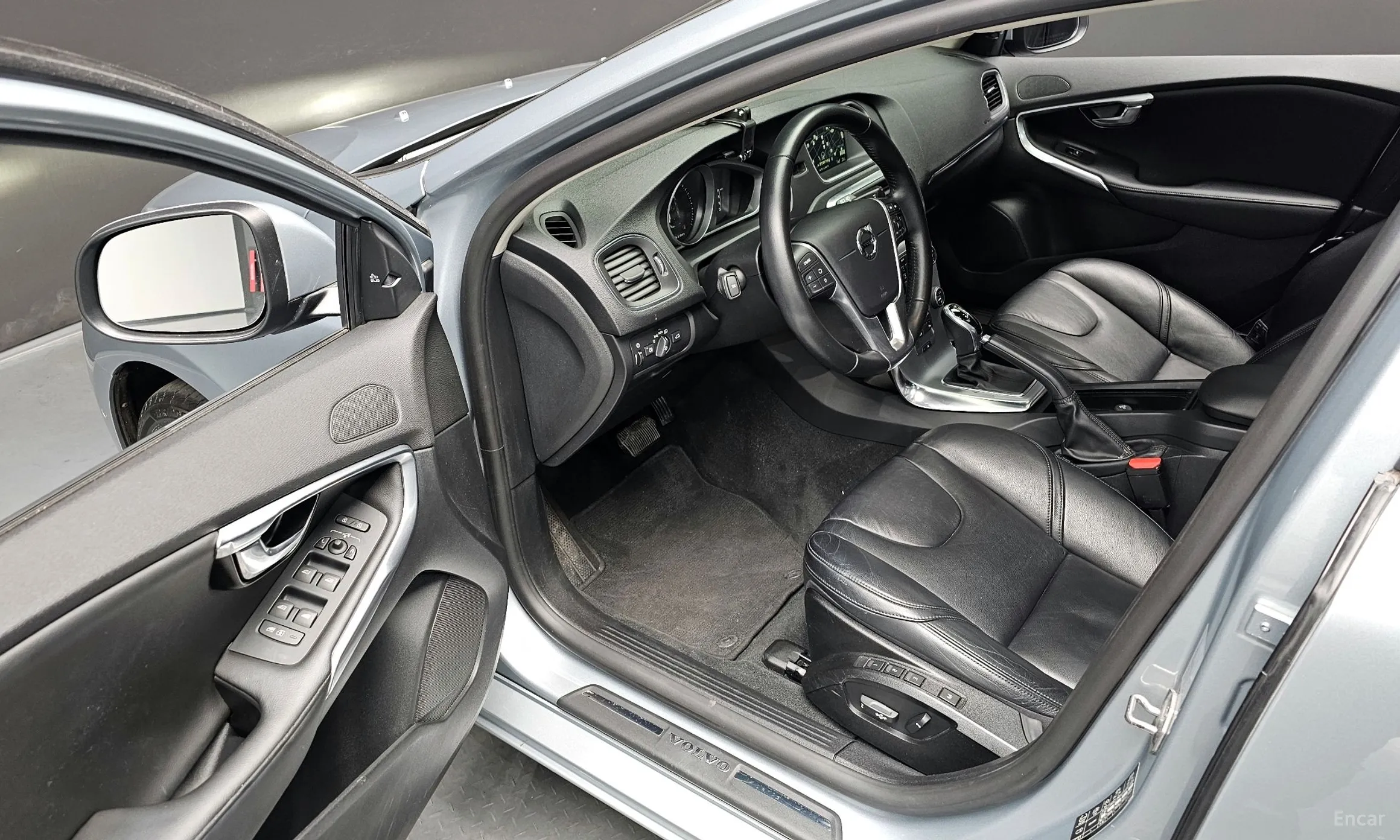 Volvo V40 превью 12