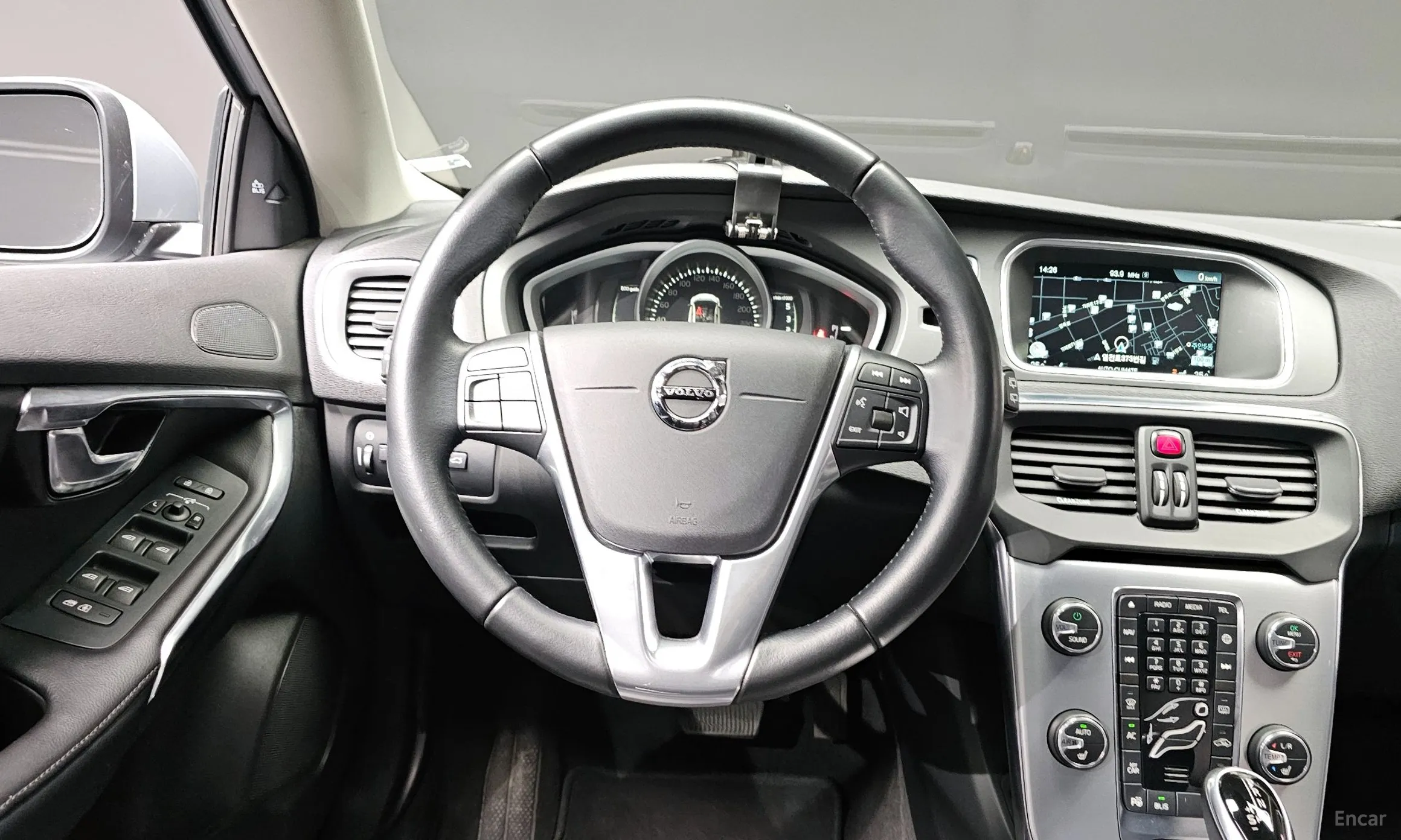 Volvo V40 превью 13