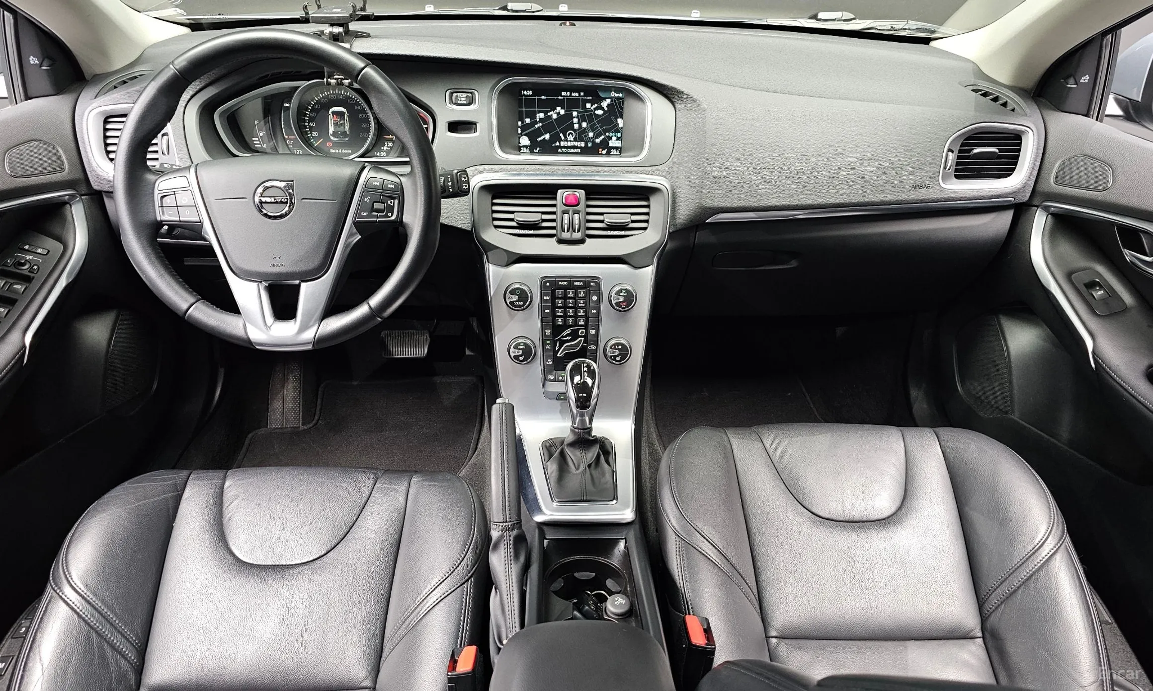 Volvo V40 превью 7