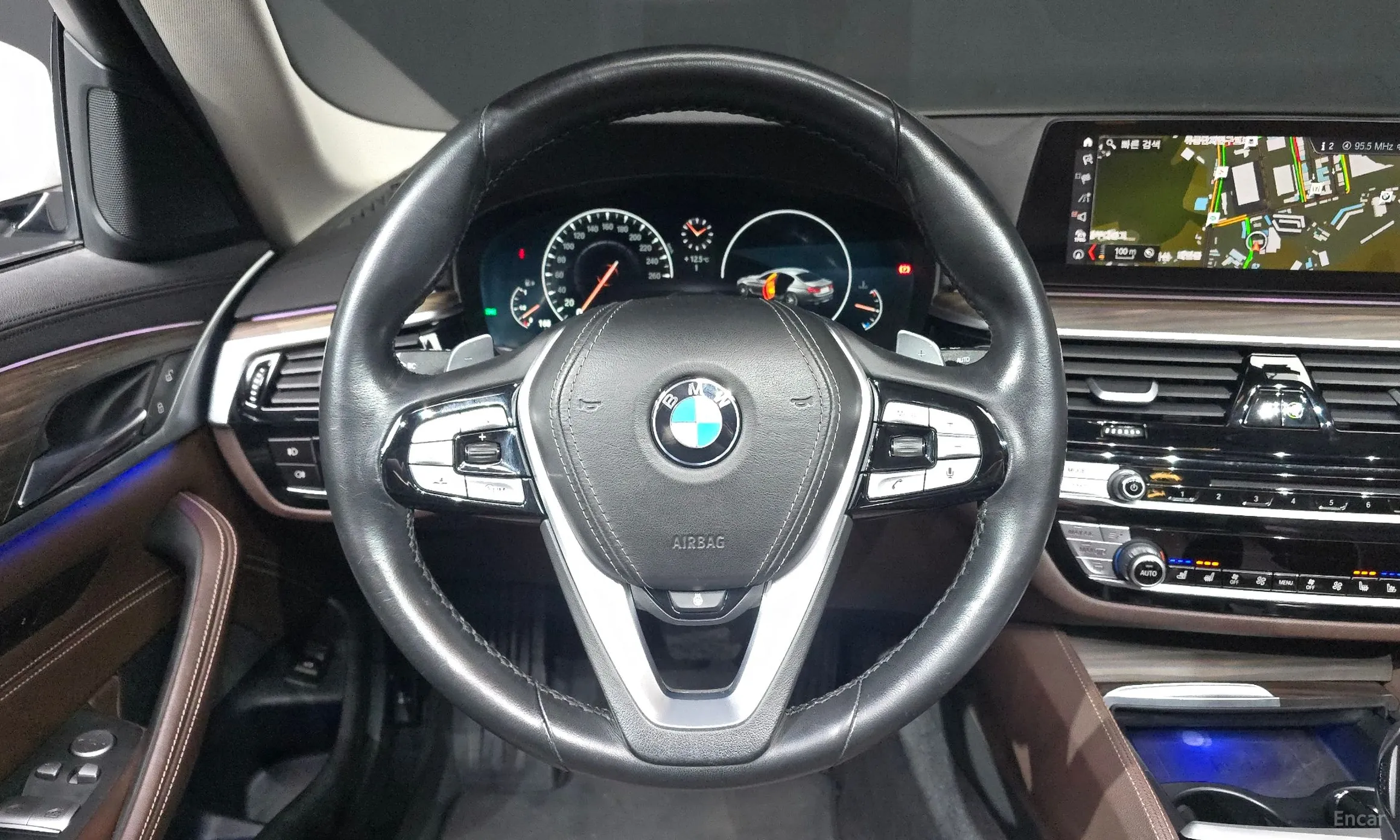 BMW 5 Series (G30) превью 13
