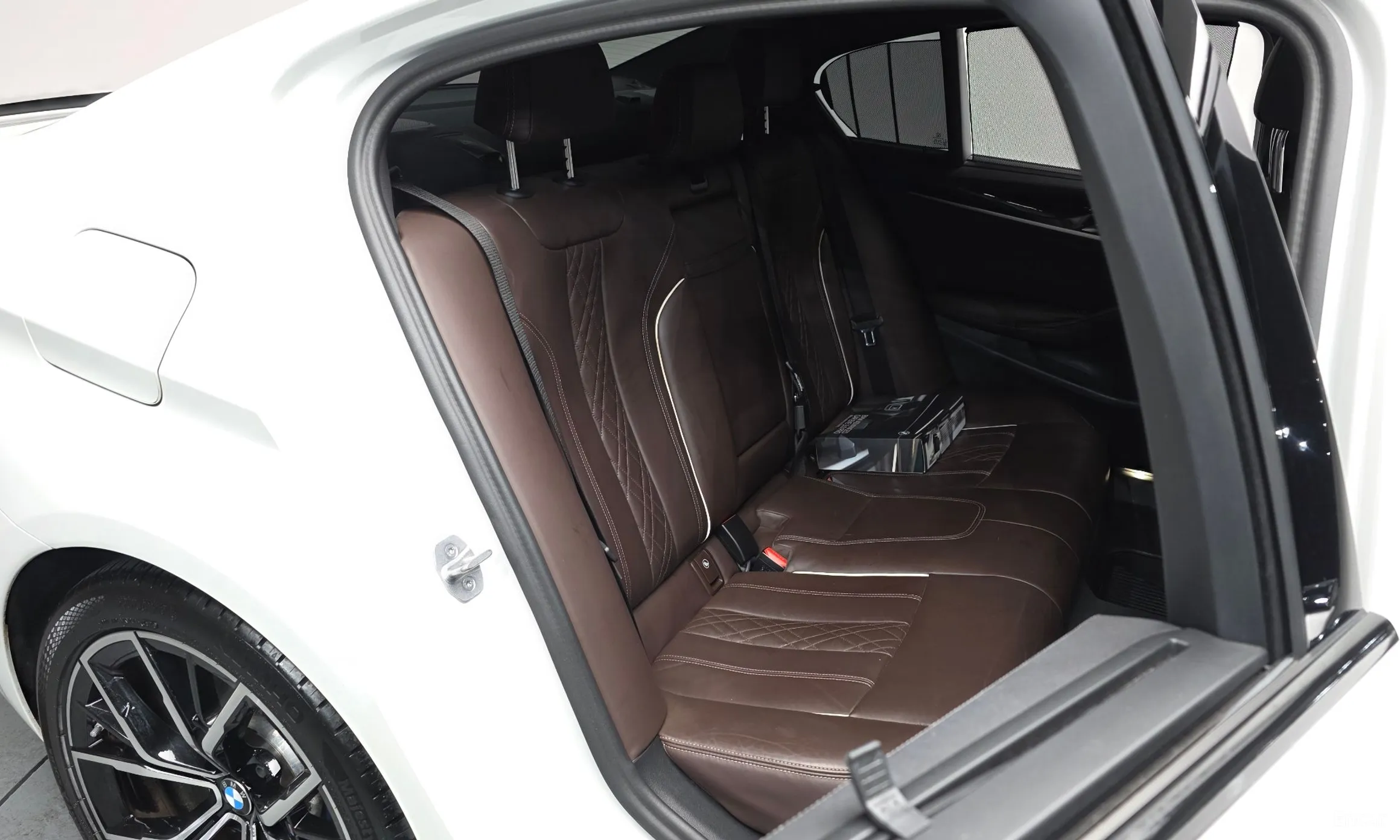 BMW 5 Series (G30) превью 11
