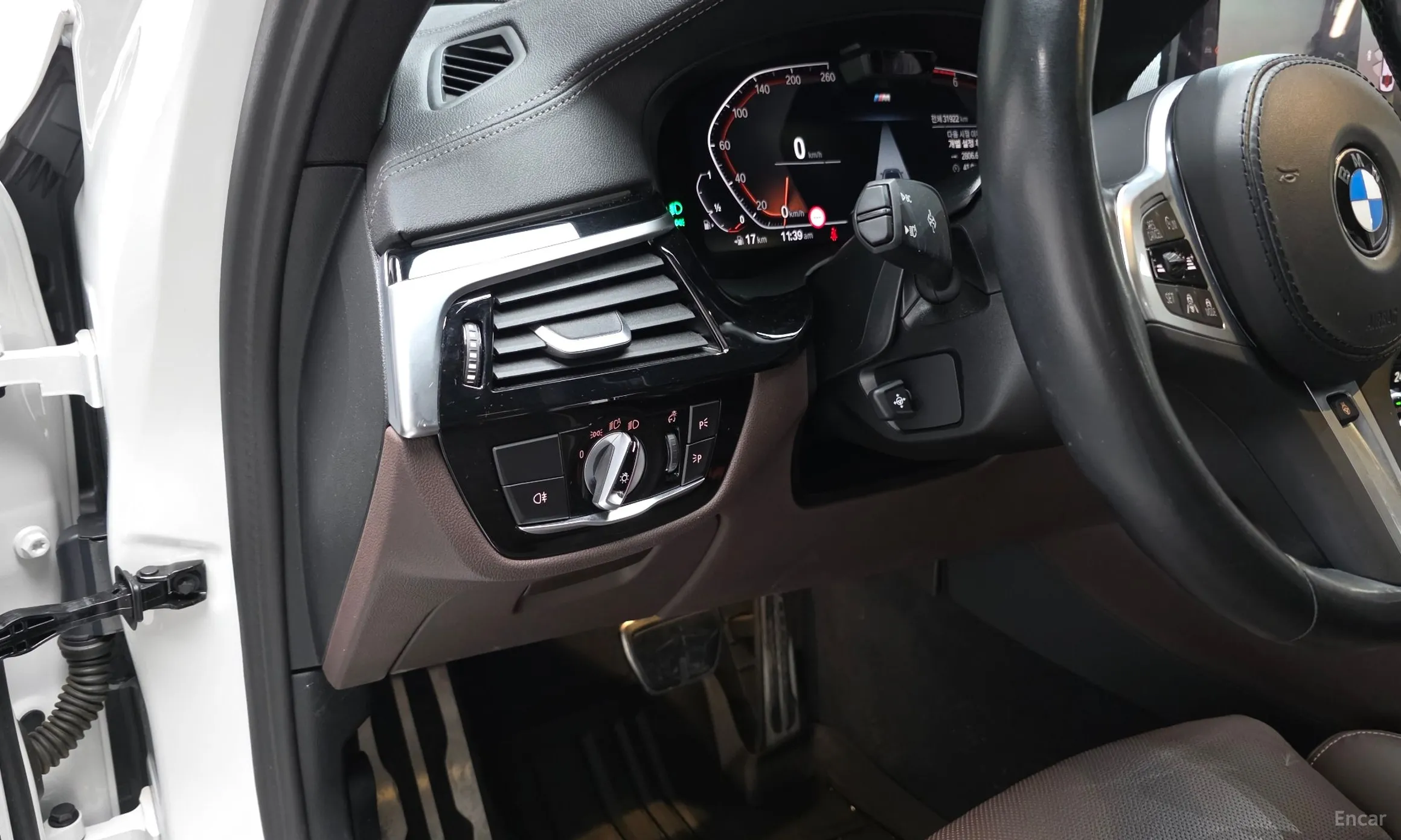 BMW 5 Series (G30) превью 13