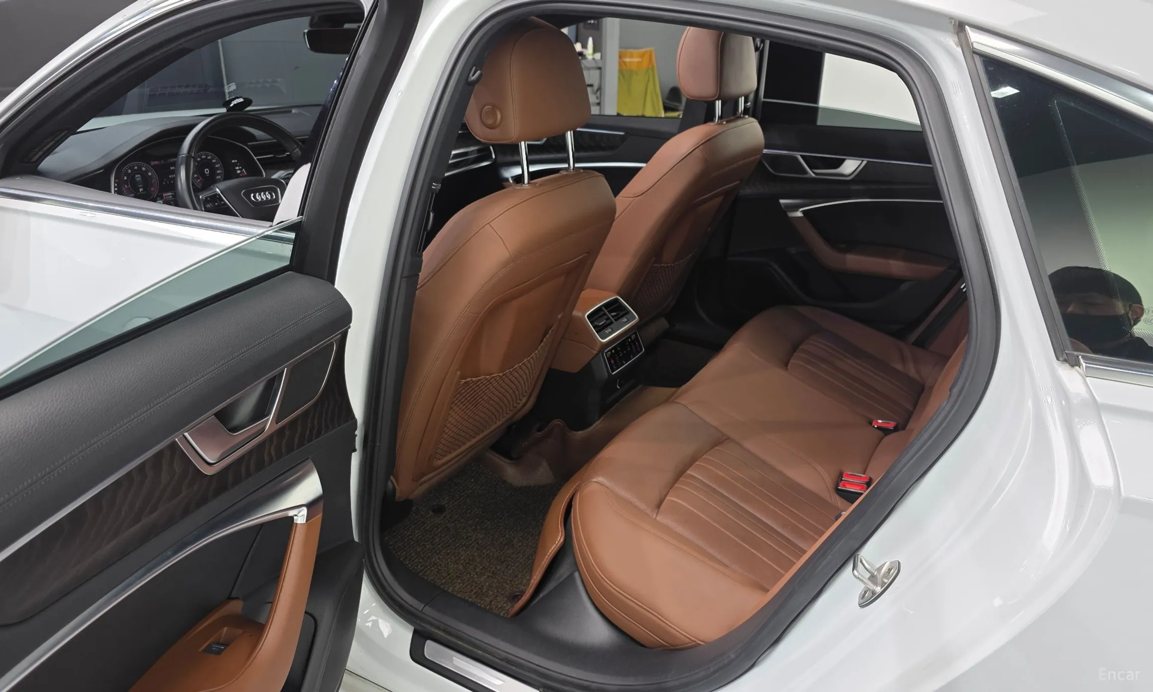 Audi A6 (C8) превью 11