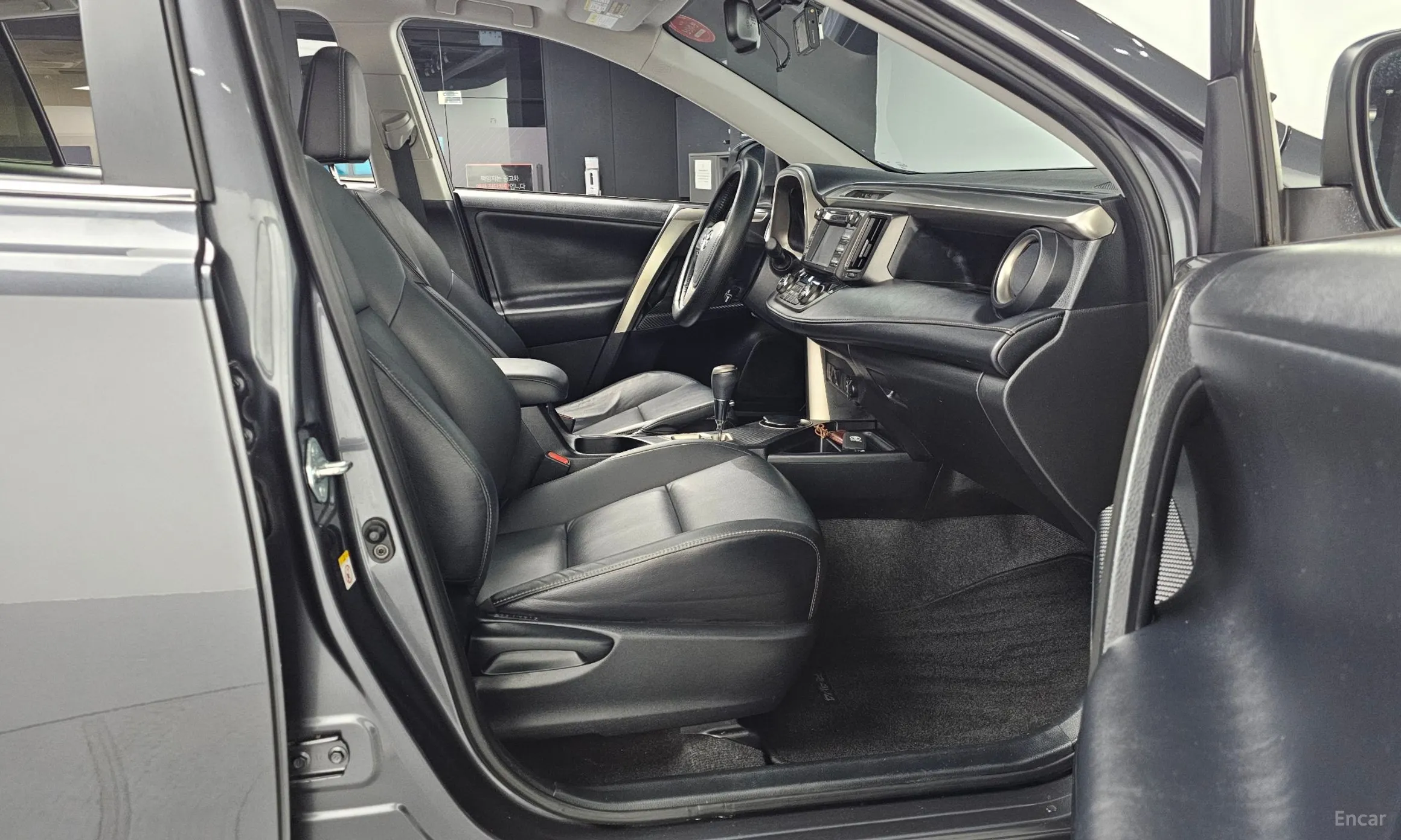 Toyota RAV4 превью 11