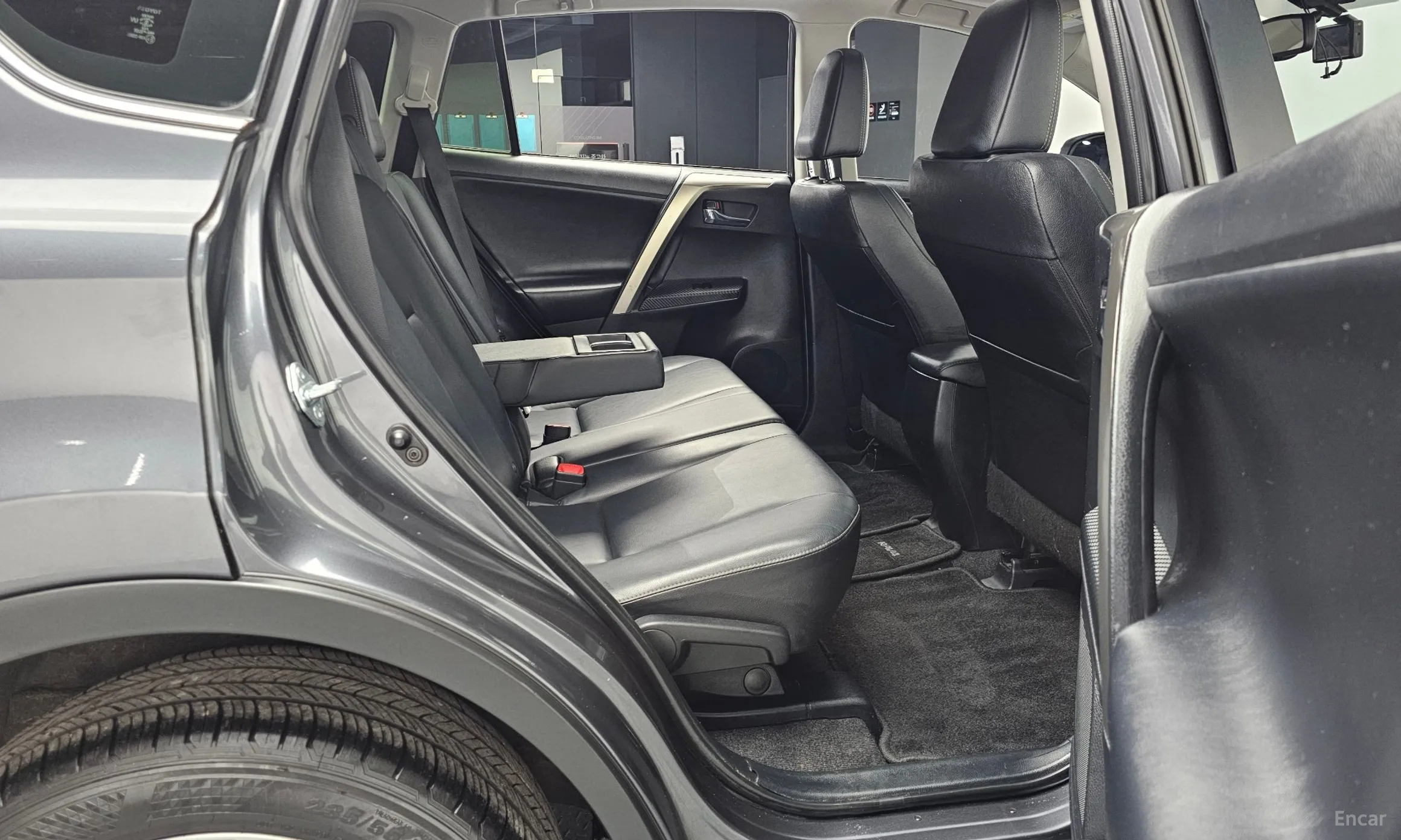 Toyota RAV4 превью 12
