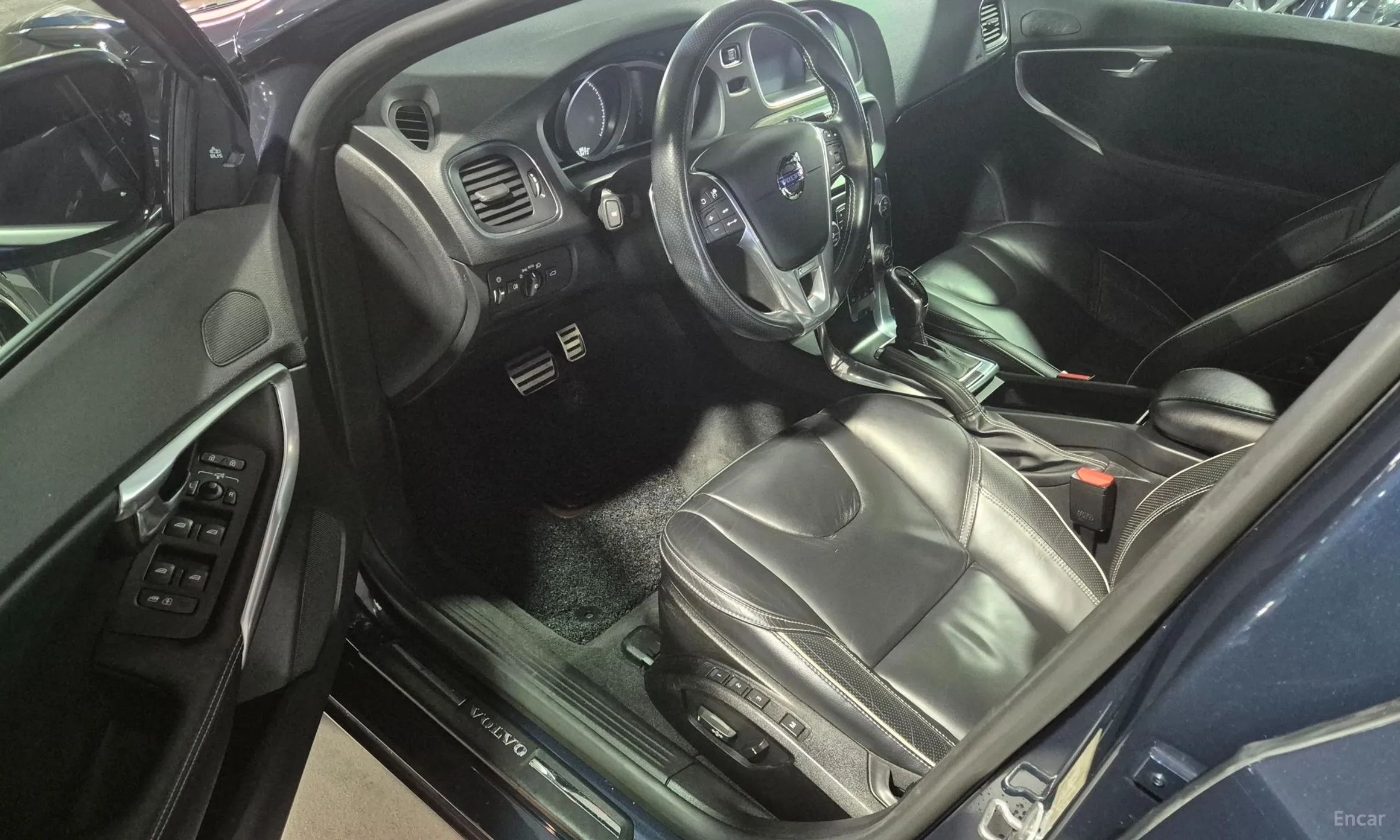 Volvo V40 превью 12