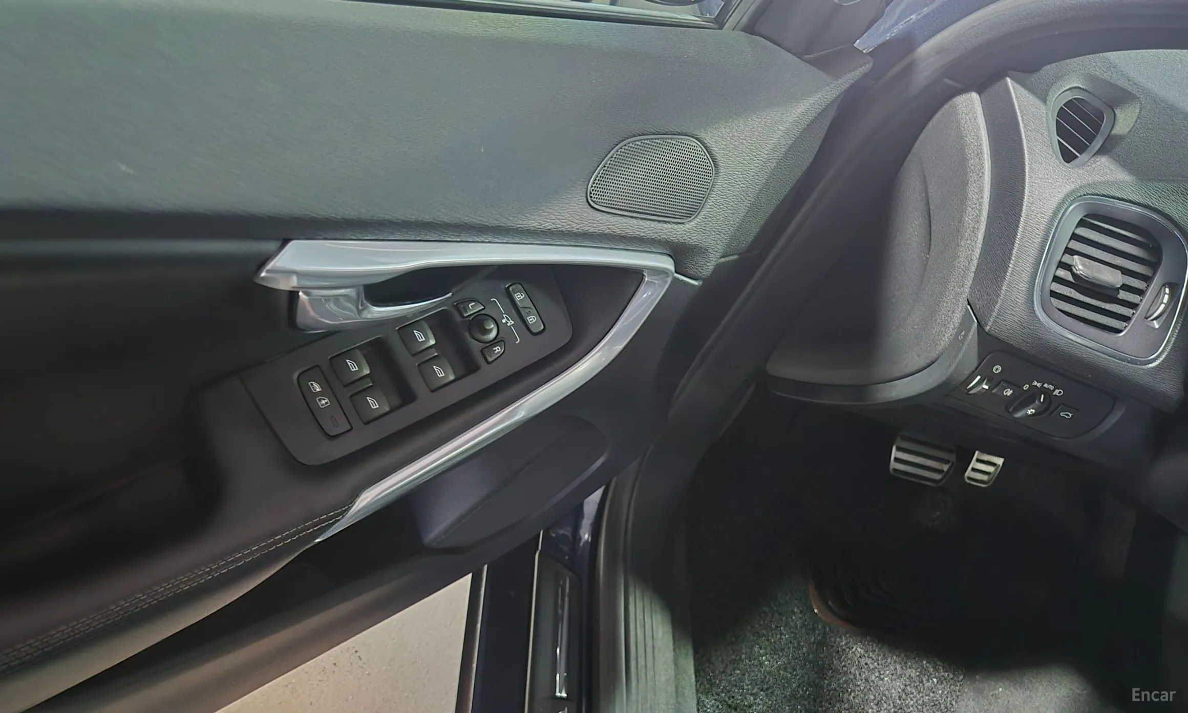 Volvo V40 превью 13
