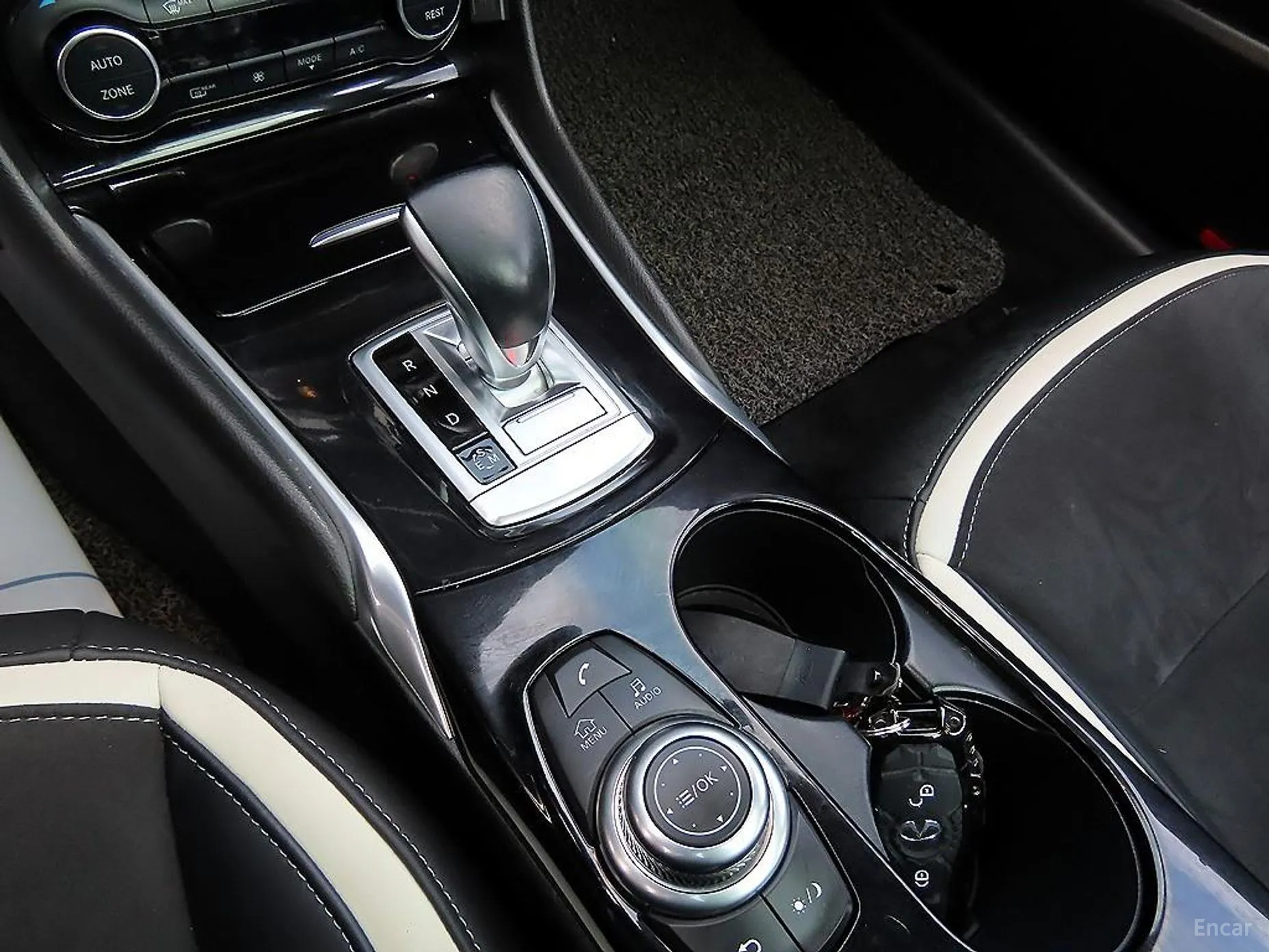 Infiniti Q30 превью 10