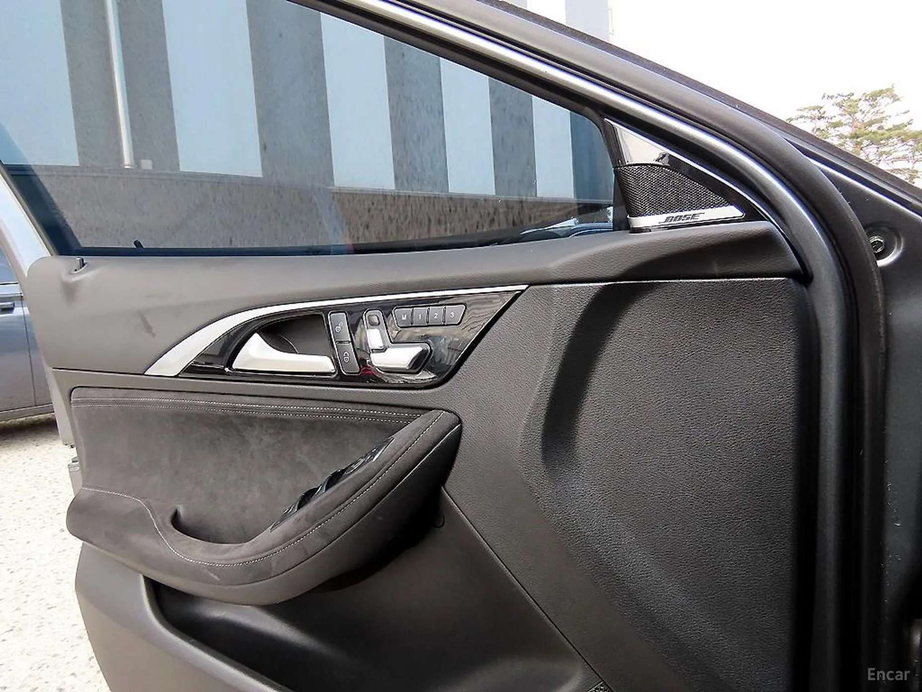 Infiniti Q30 превью 11