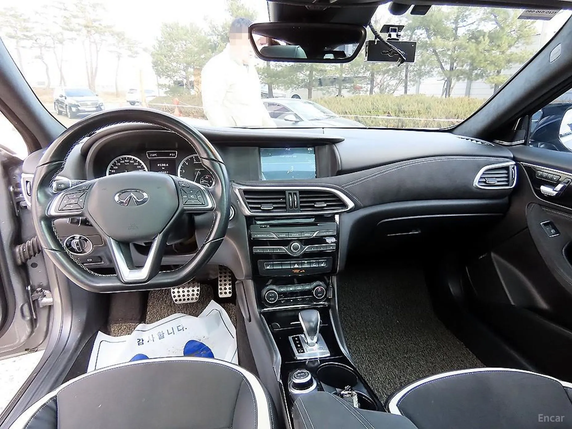 Infiniti Q30 превью 7
