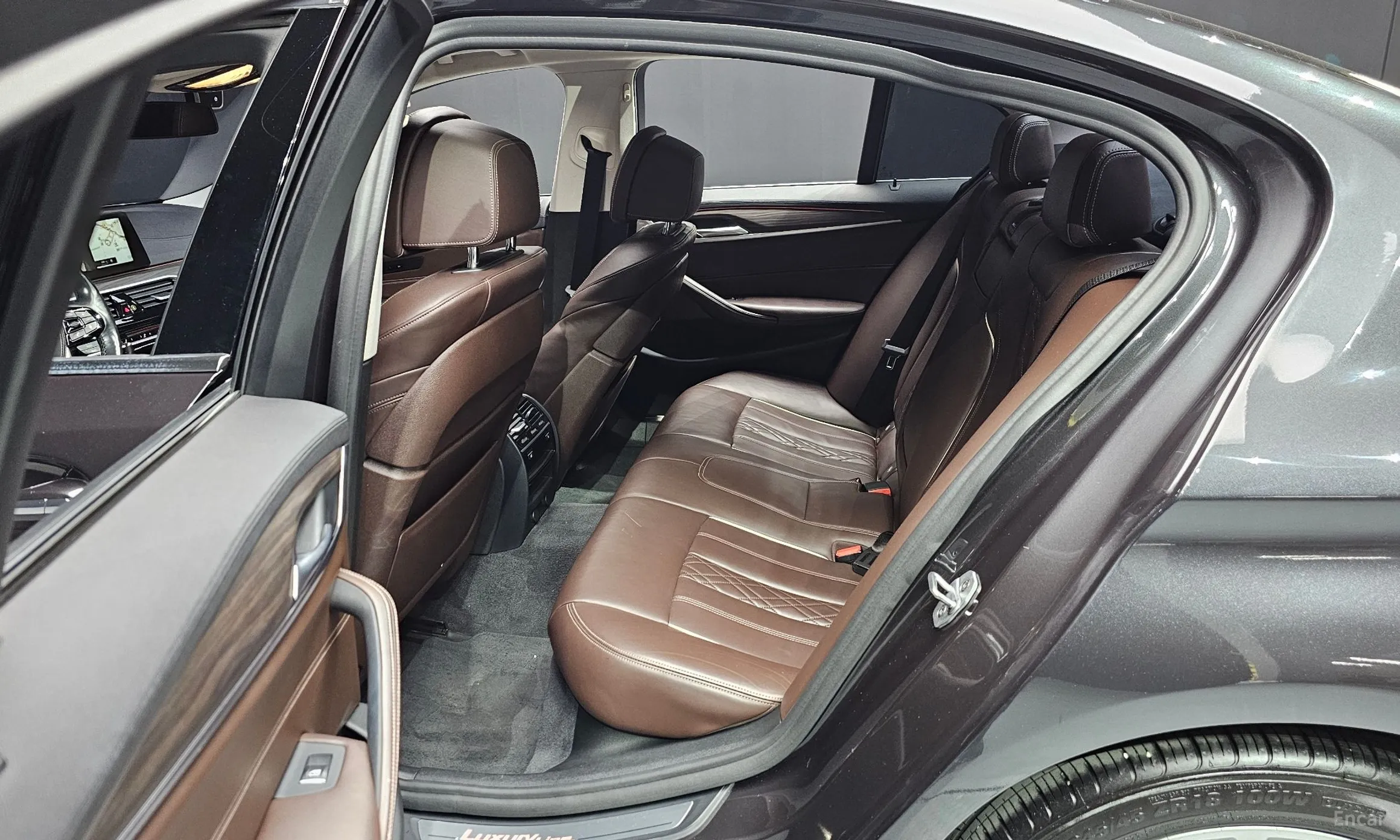 BMW 5 Series (G30) превью 12