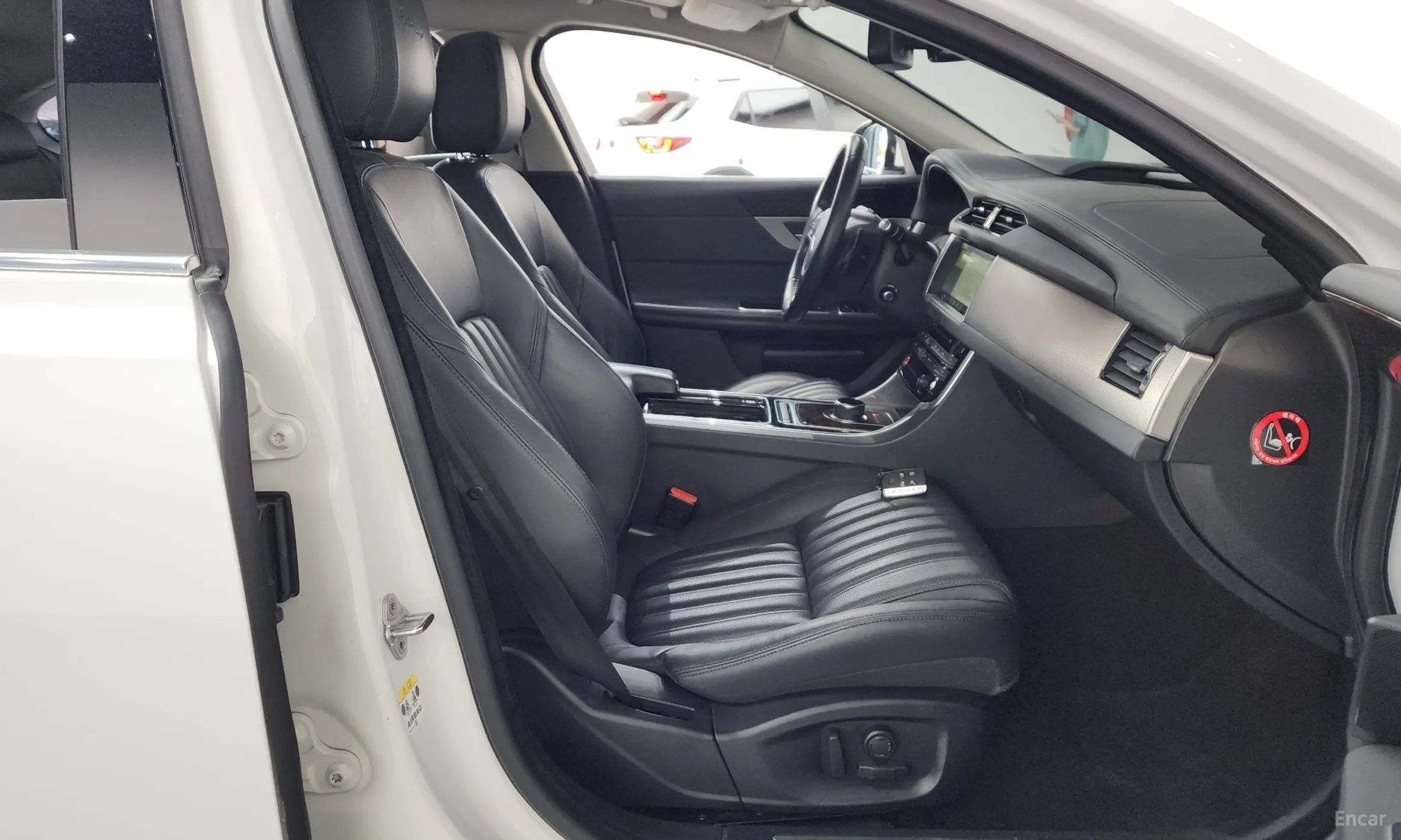 Jaguar XF (x260) превью 11