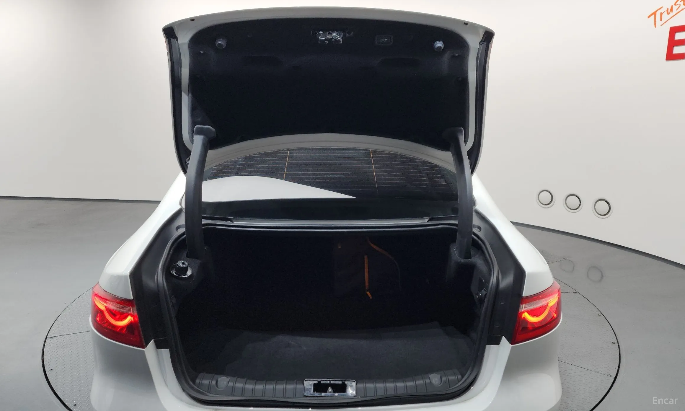 Jaguar XF (x260) превью 20