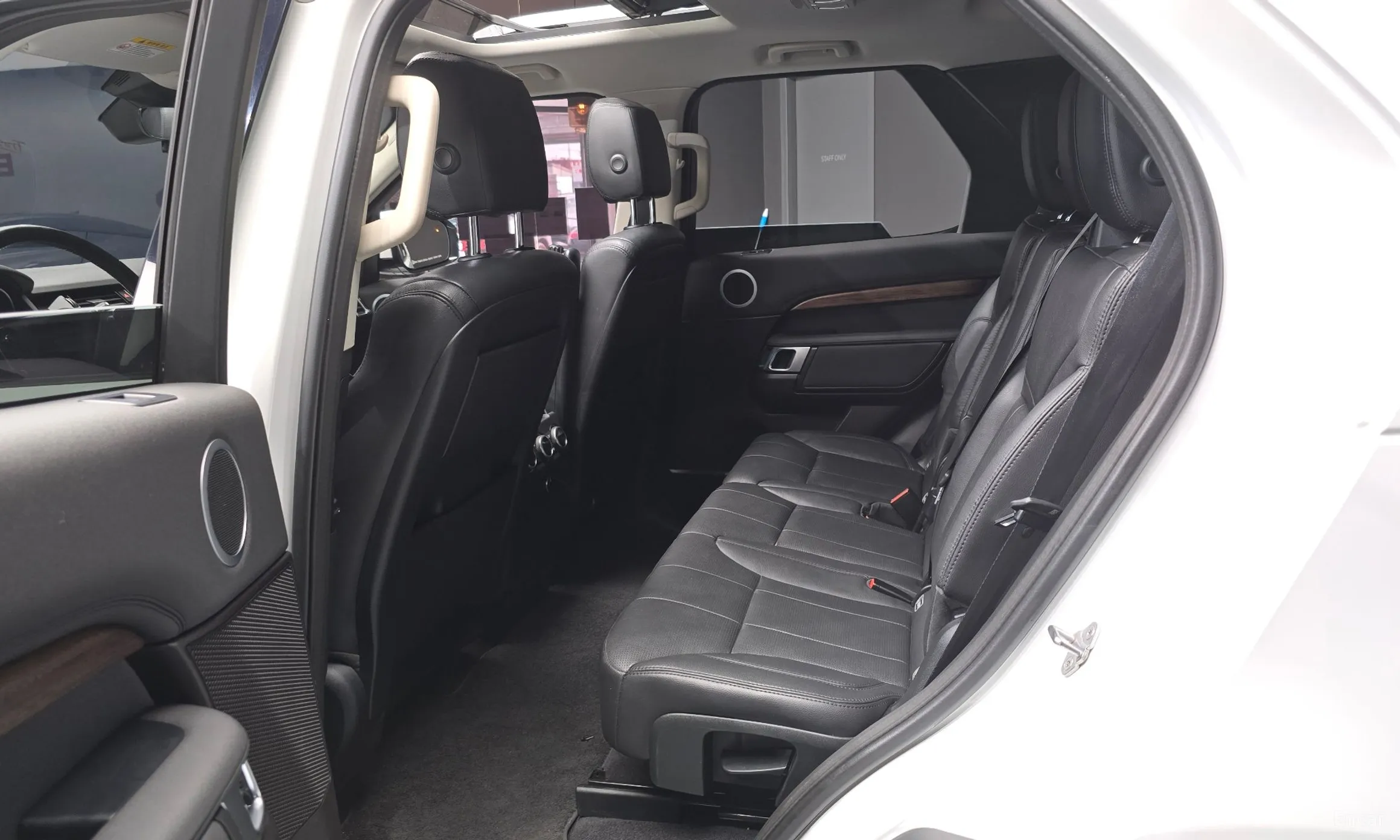 Land Rover Discovery 5 превью 13