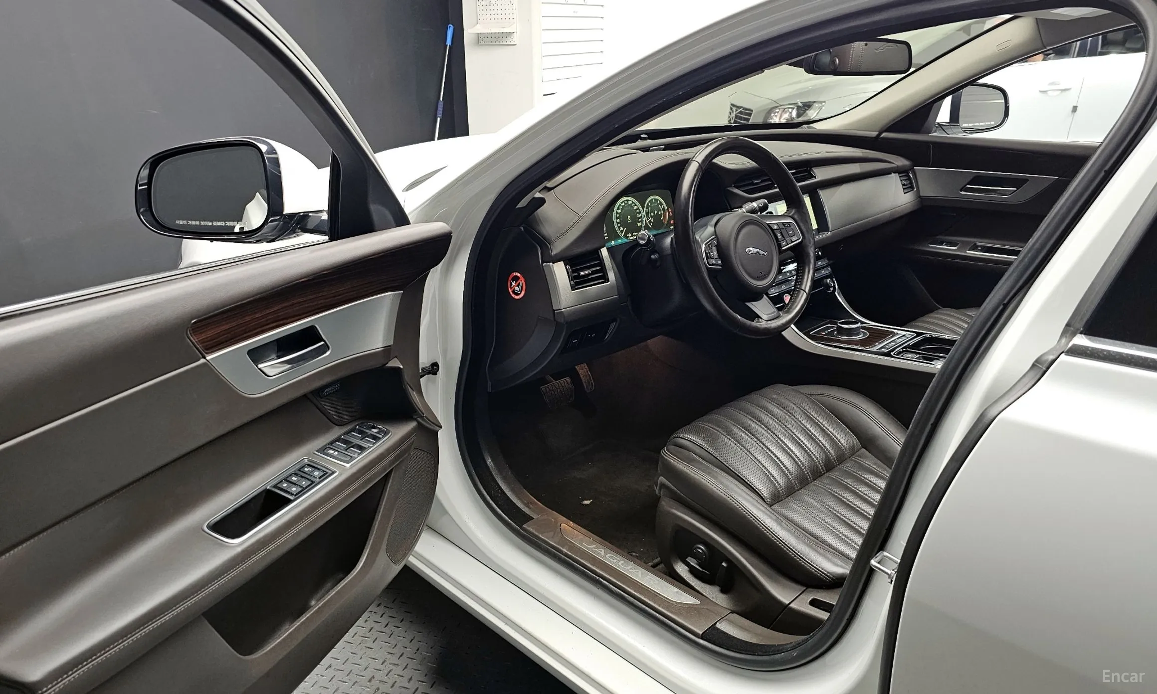 Jaguar XF (x260) превью 10