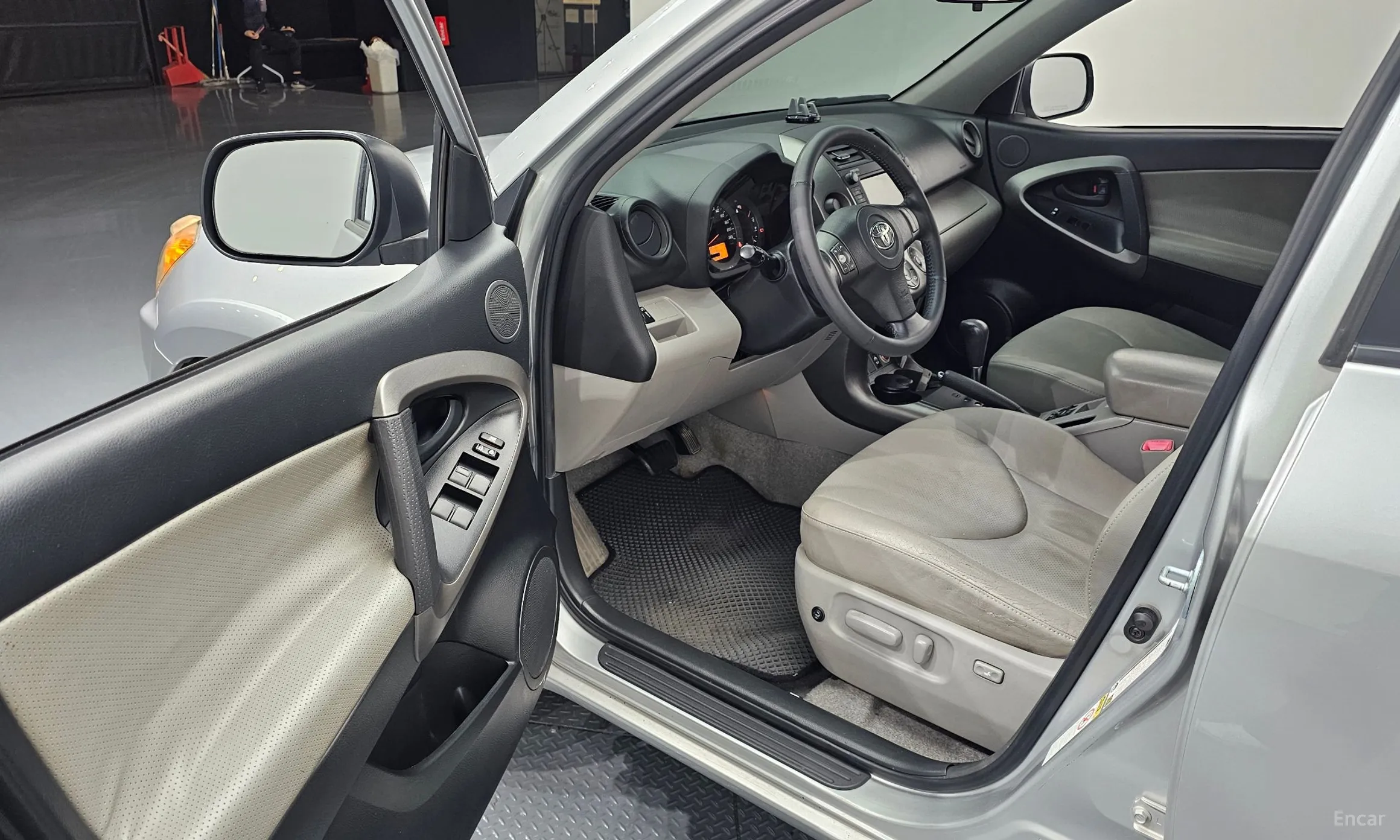 Toyota RAV4 превью 10