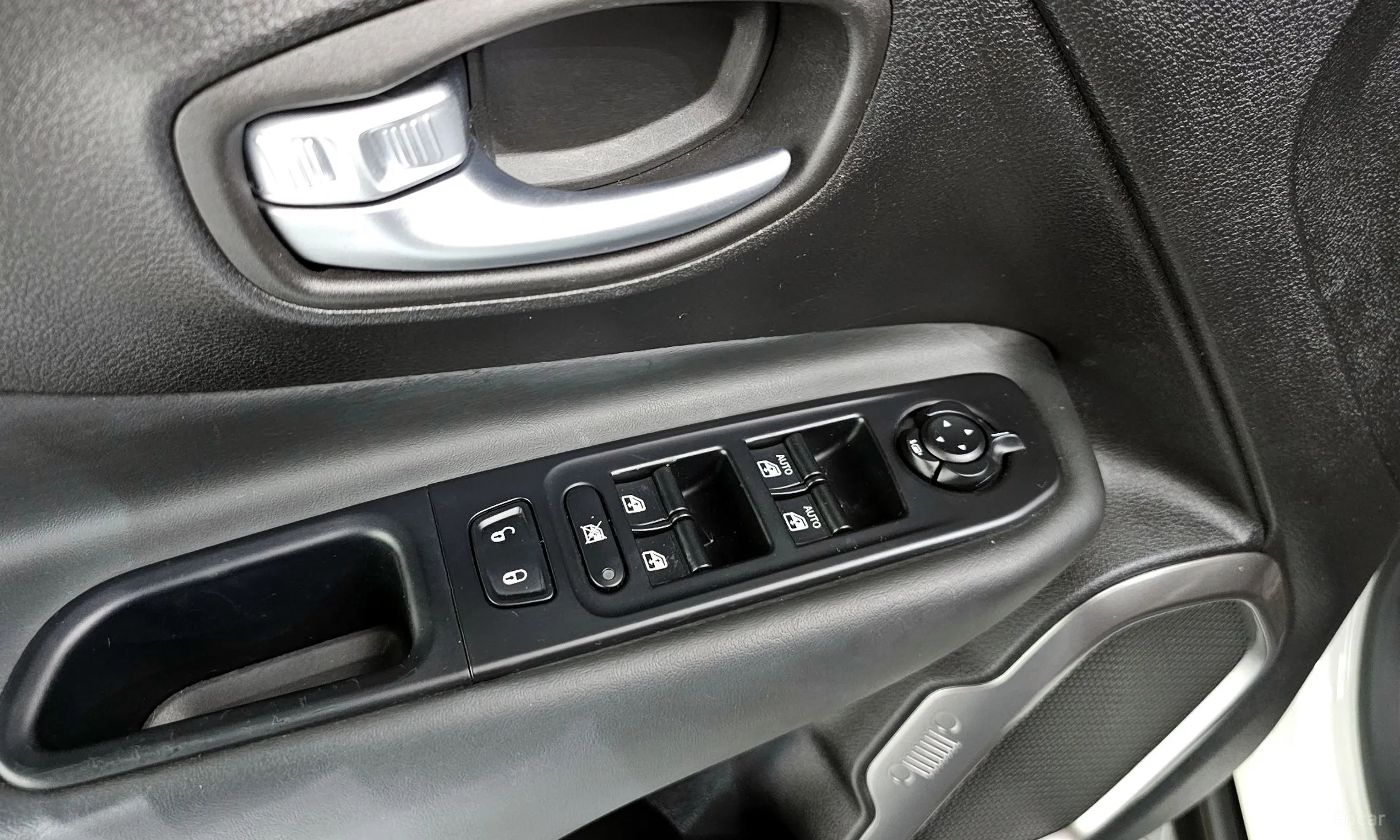 Jeep Renegade превью 14
