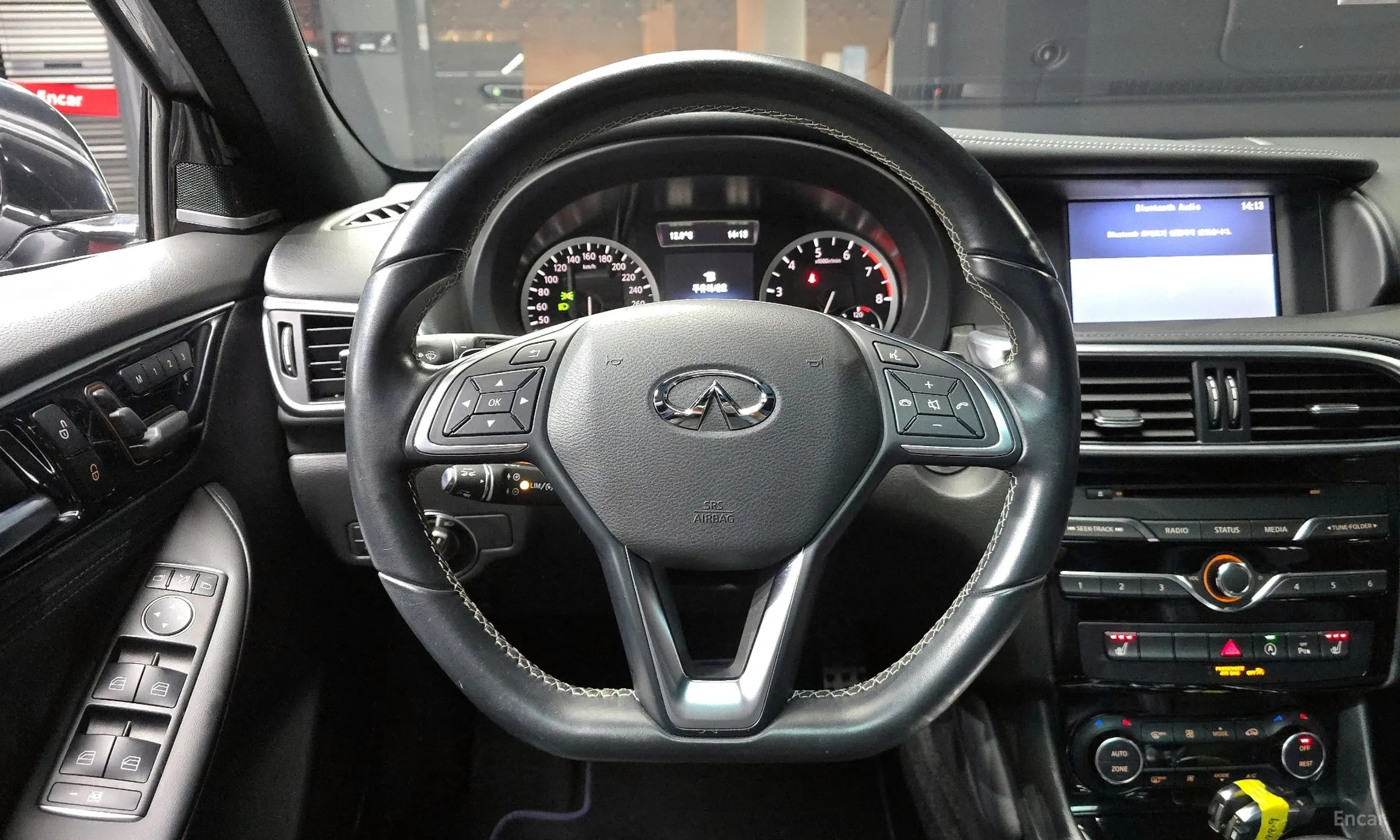 Infiniti Q30 превью 13