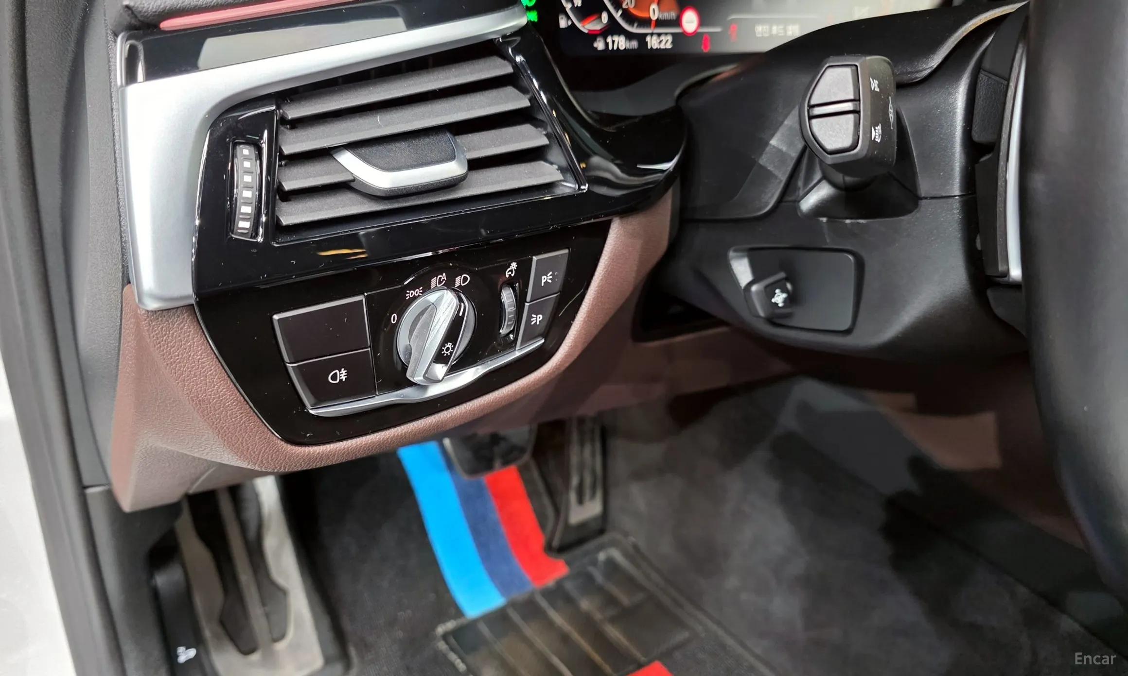 BMW 5 Series (G30) превью 16