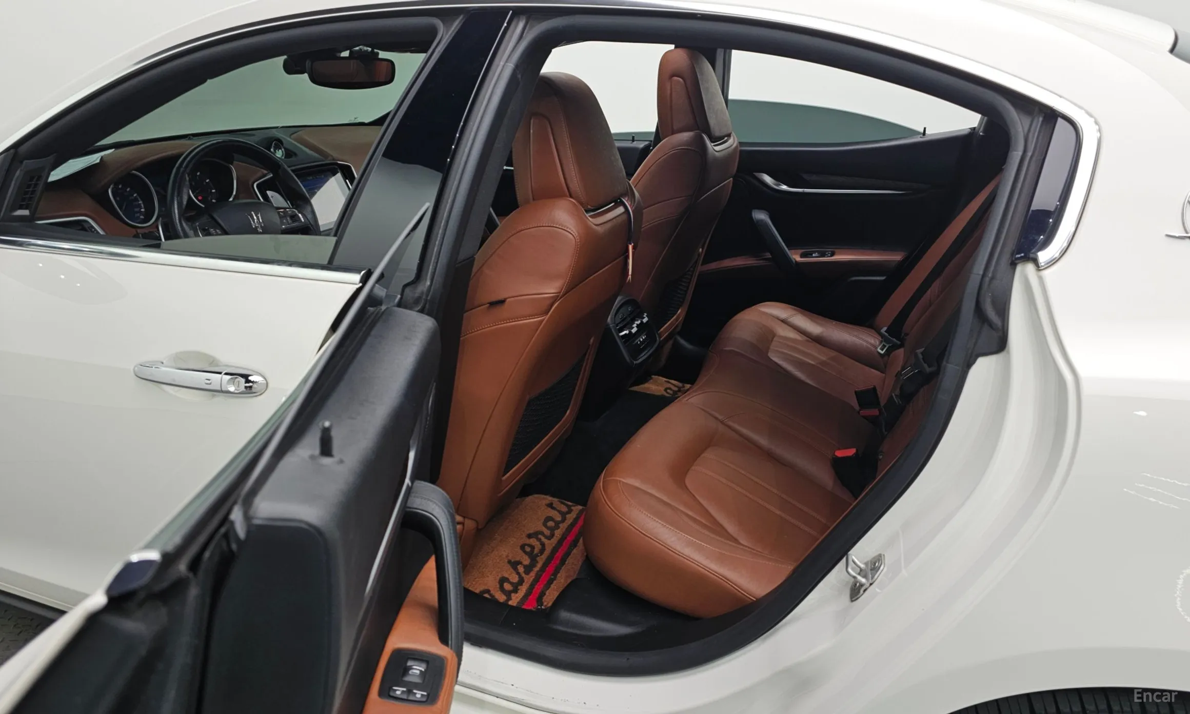 Maserati Ghibli превью 13