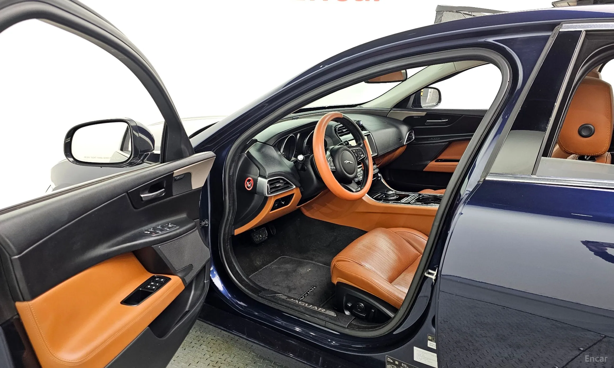 Jaguar XE превью 10