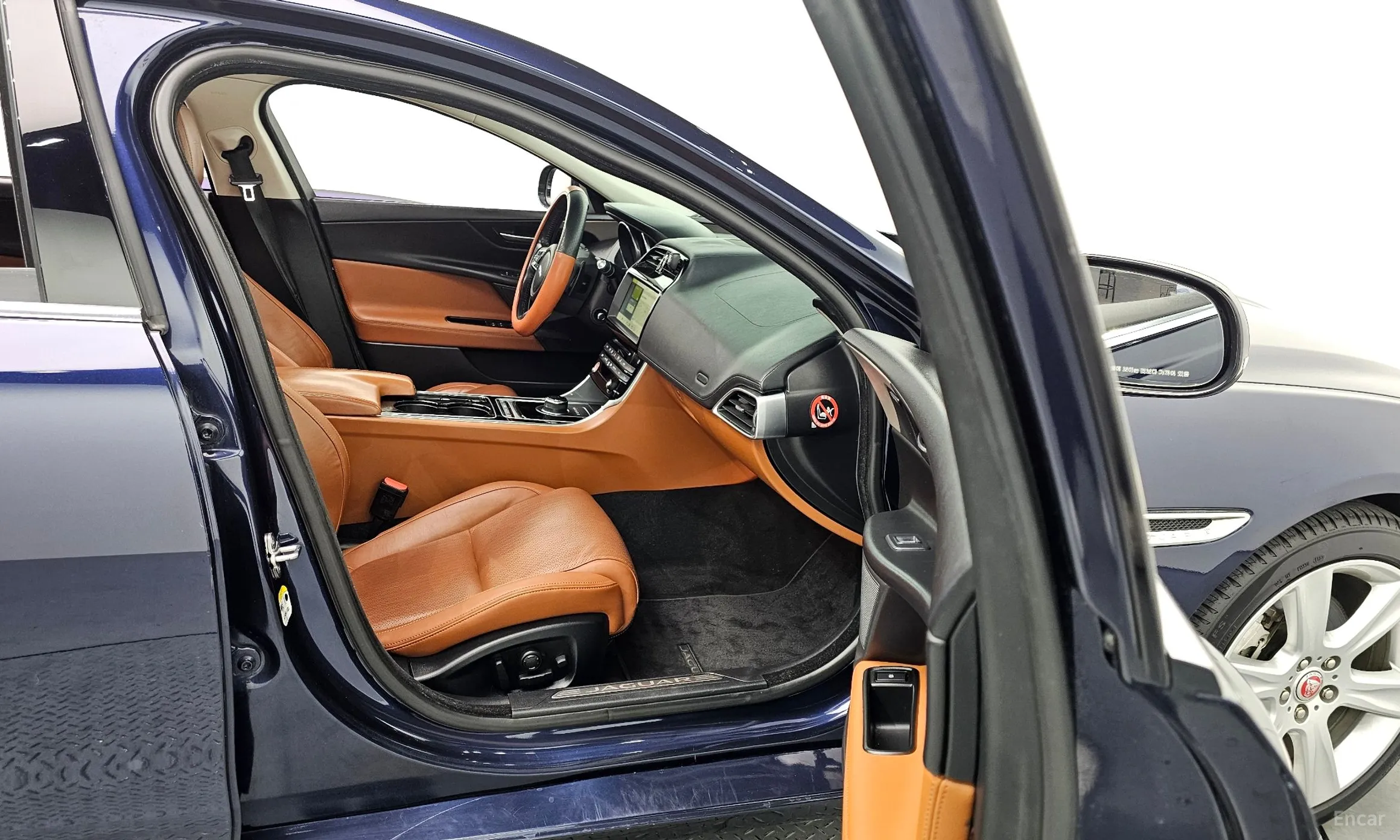 Jaguar XE превью 11