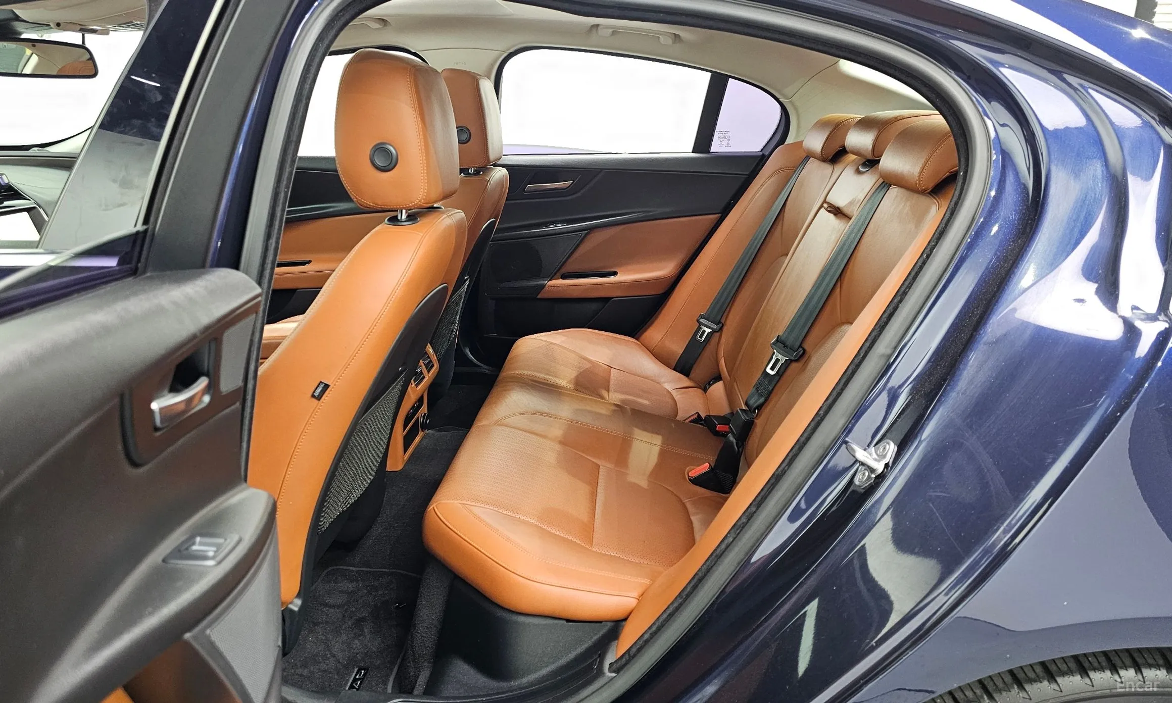 Jaguar XE превью 12