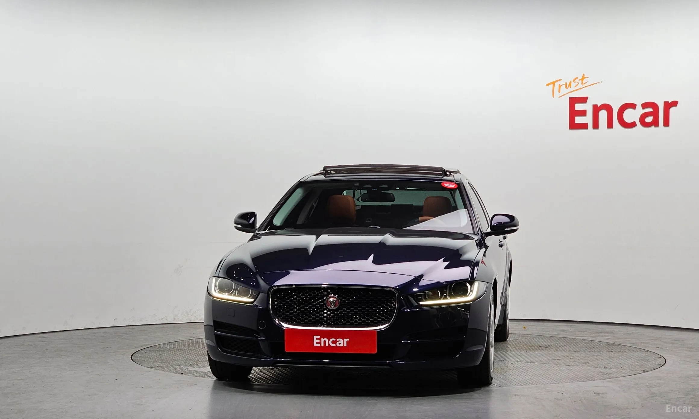Jaguar XE превью 3