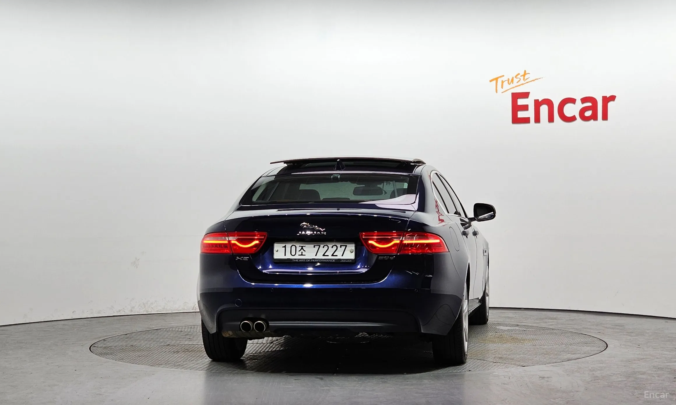 Jaguar XE превью 4