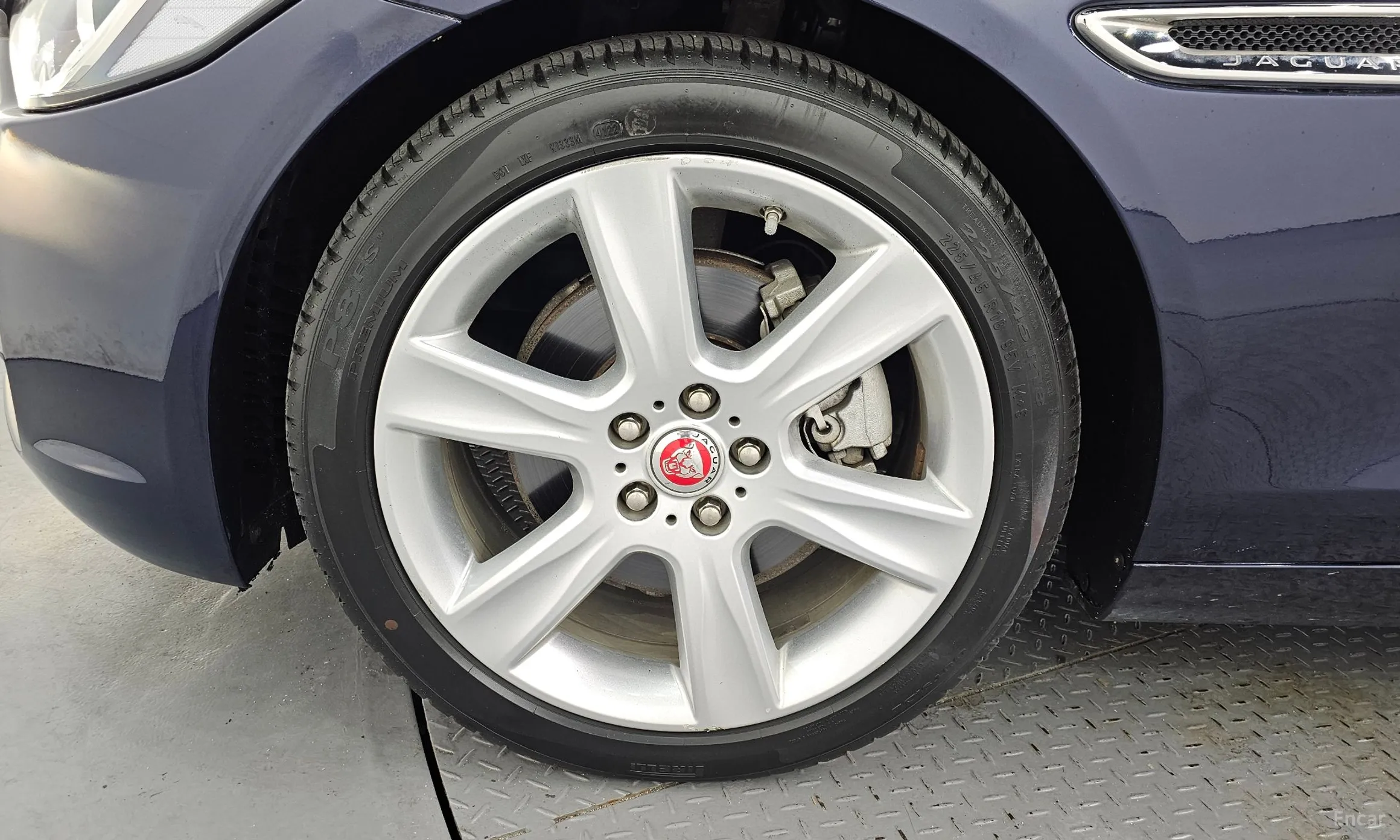 Jaguar XE превью 5
