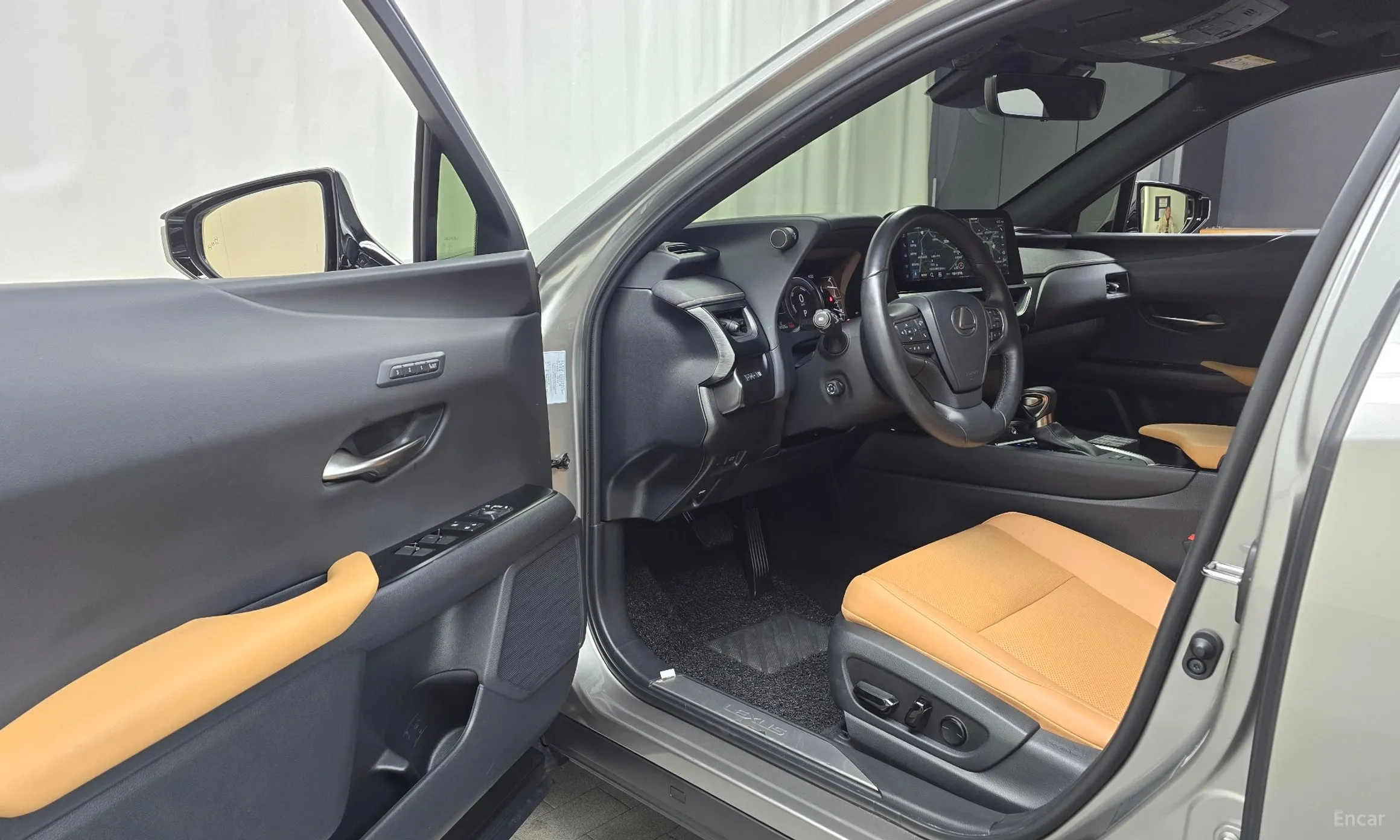Lexus UX250h превью 10