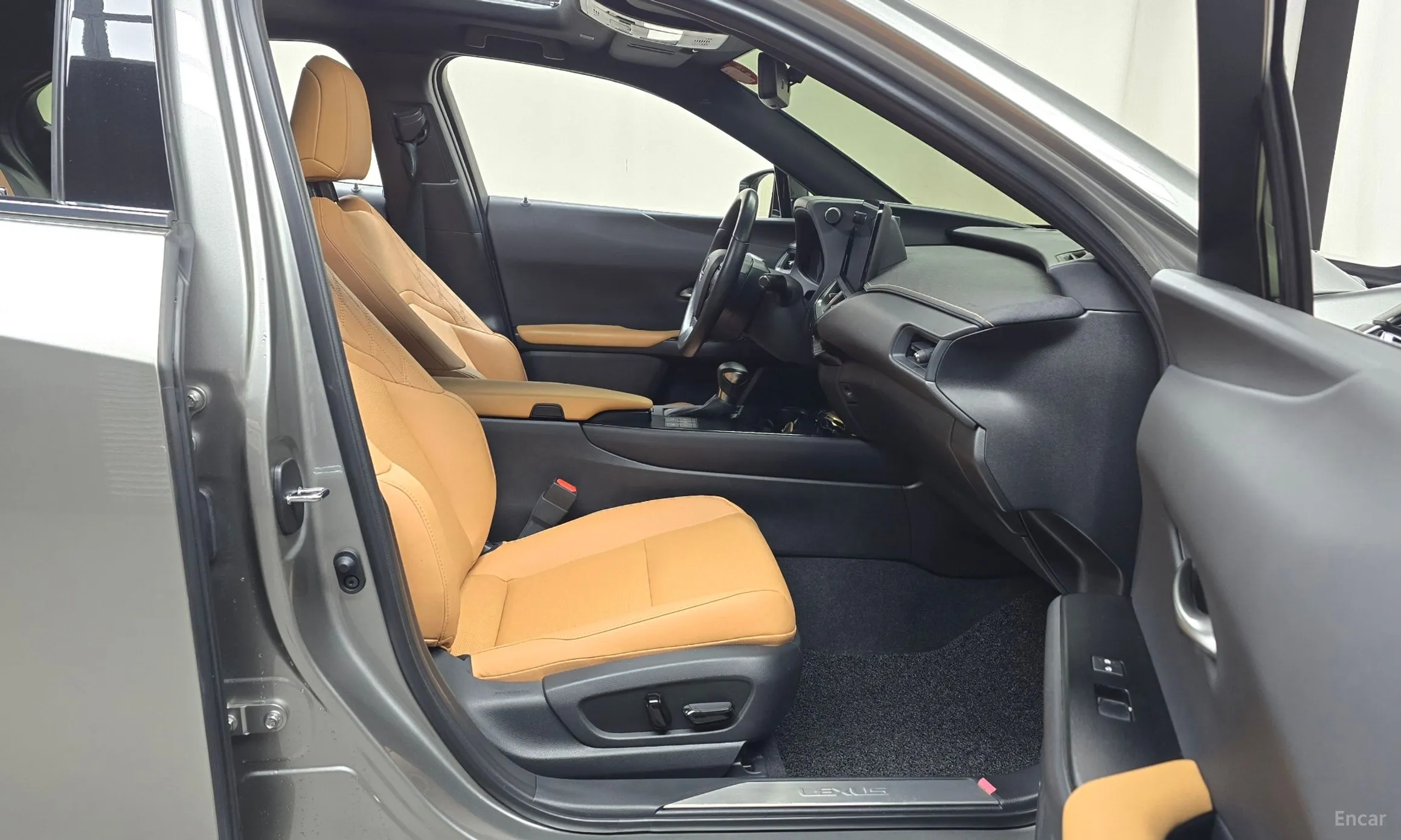 Lexus UX250h превью 11