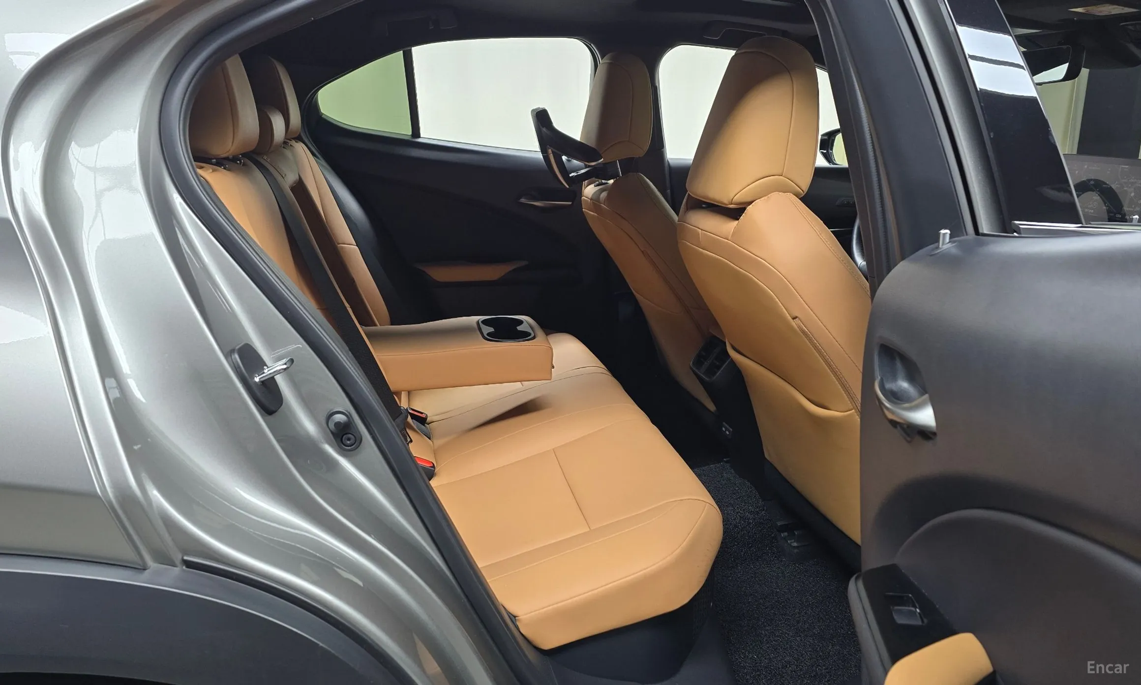 Lexus UX250h превью 12