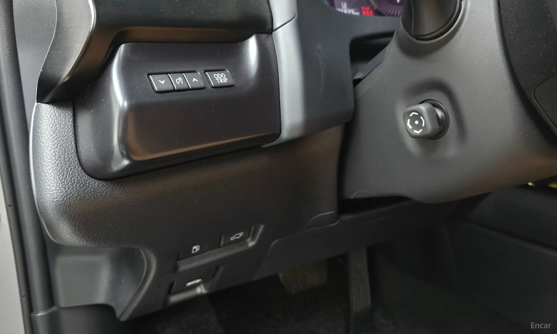 Lexus UX250h превью 17