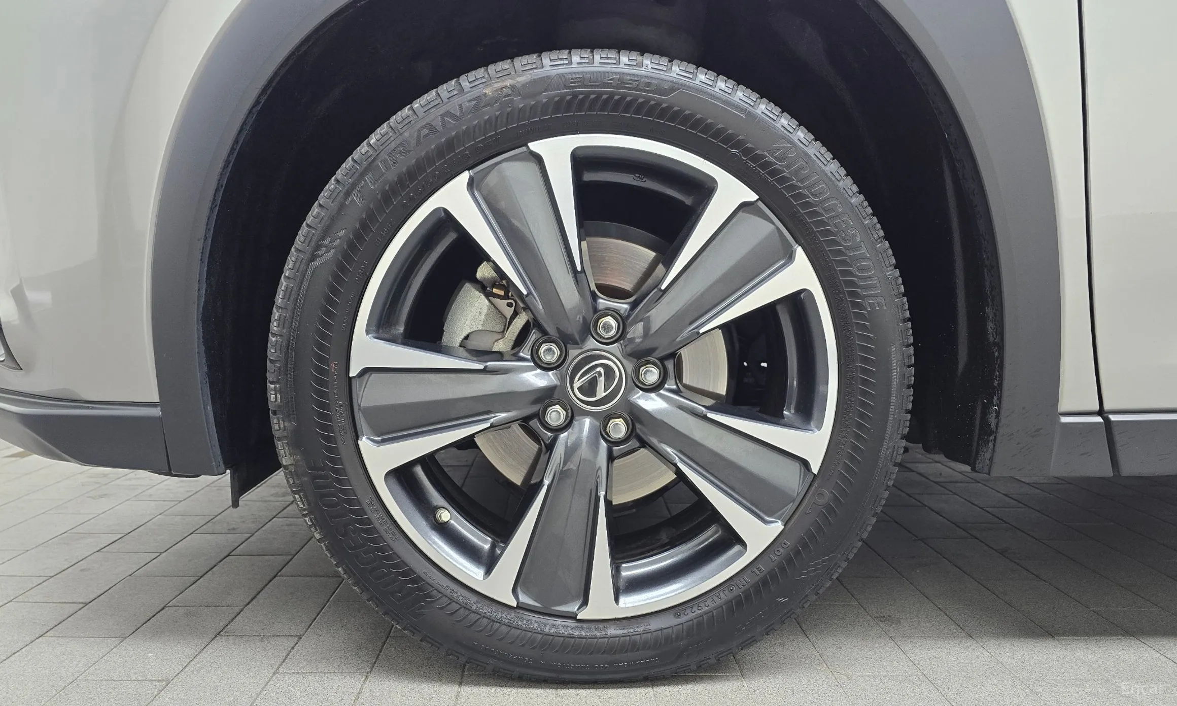 Lexus UX250h превью 5