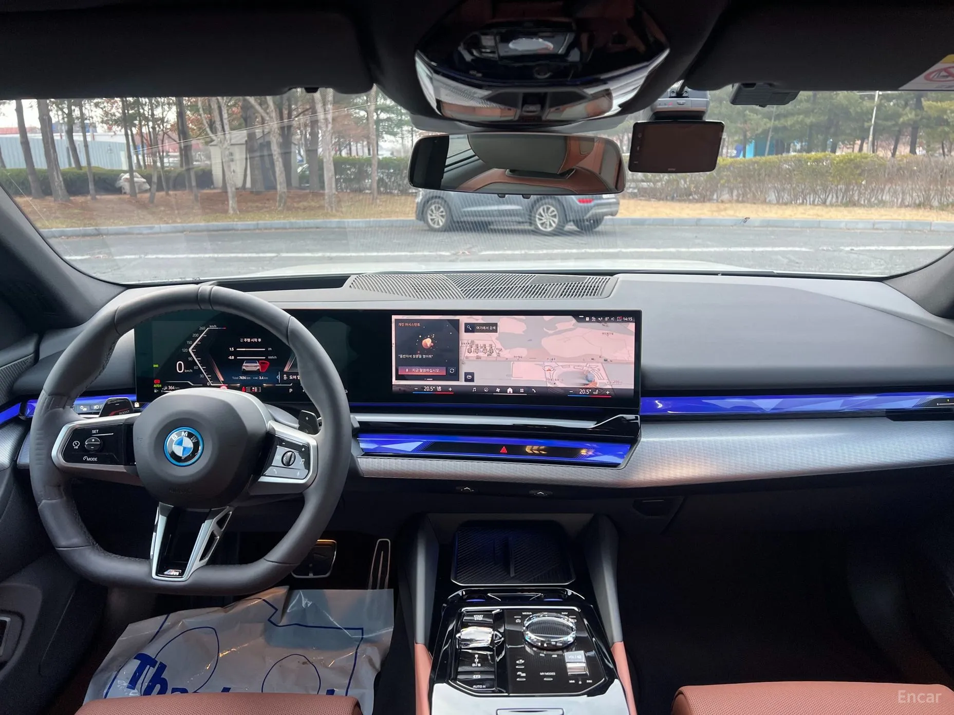 BMW 5 Series (G60) превью 12