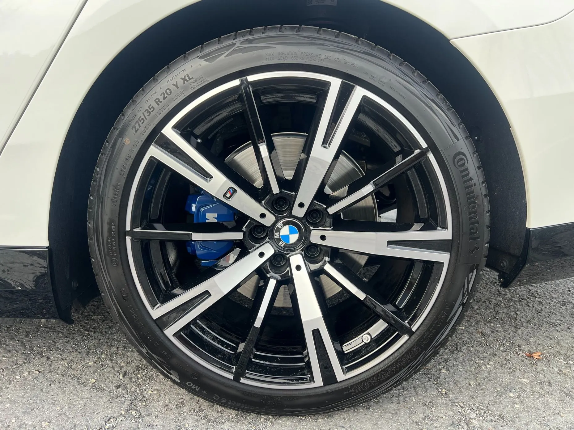 BMW 5 Series (G60) превью 19