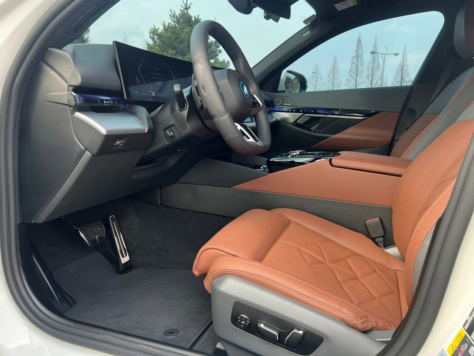 BMW 5 Series (G60) превью 8