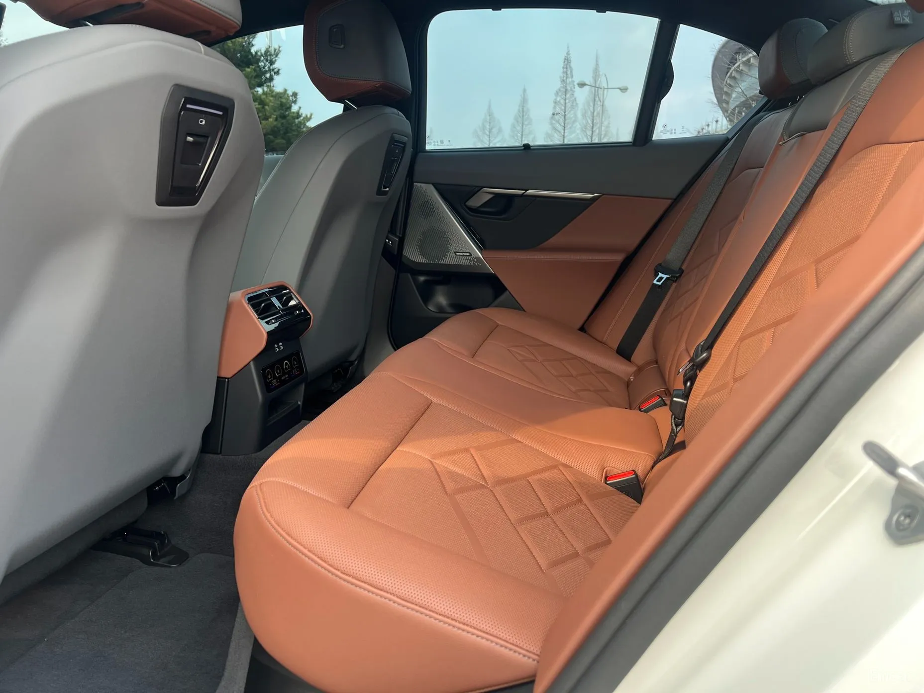 BMW 5 Series (G60) превью 9