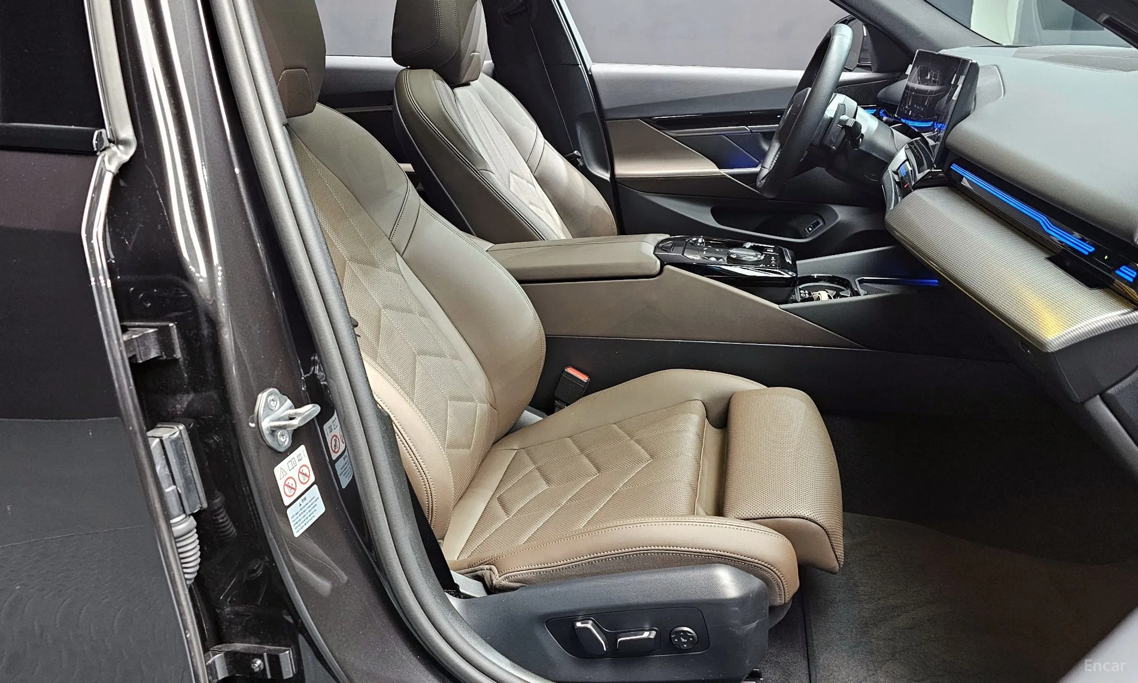 BMW 5 Series (G60) превью 10