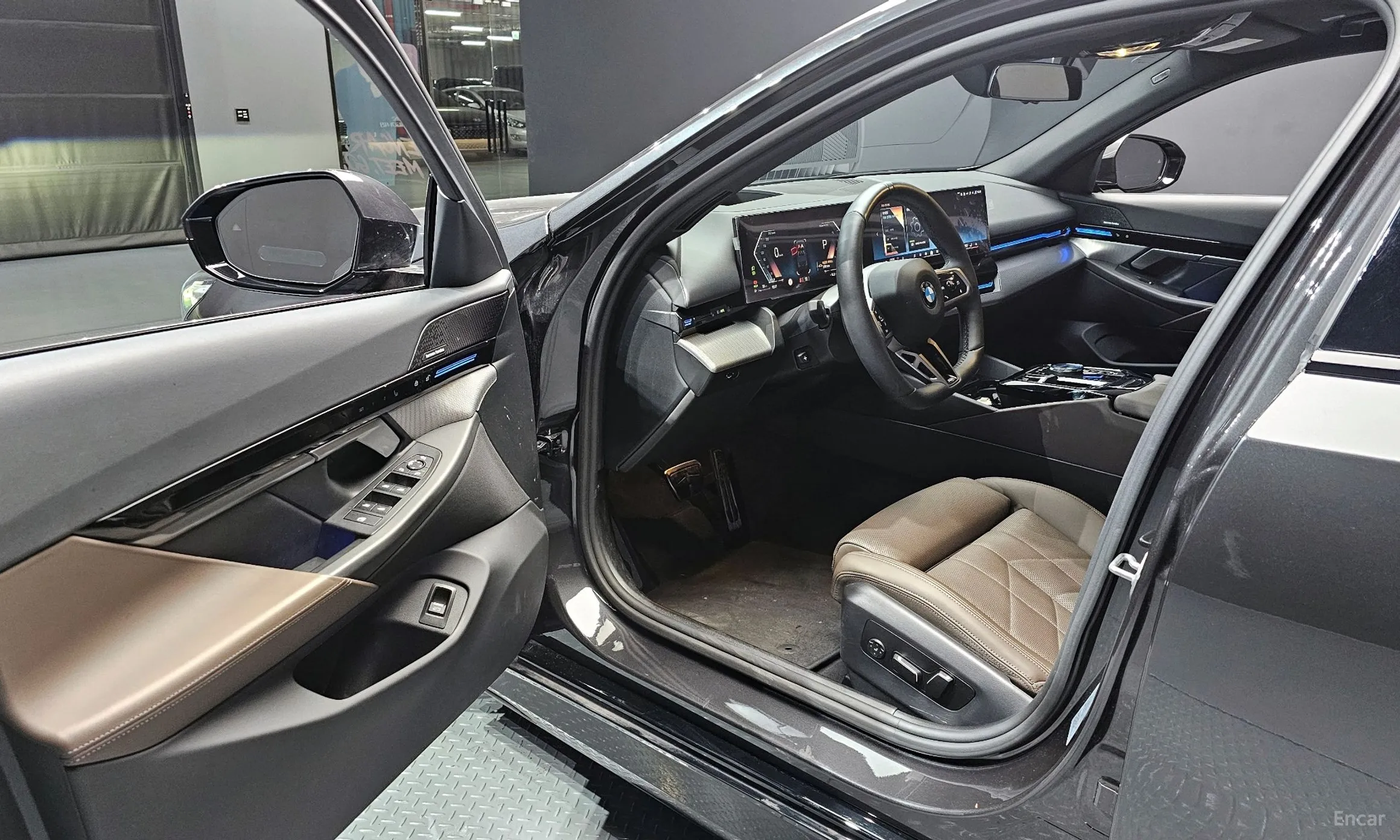 BMW 5 Series (G60) превью 11