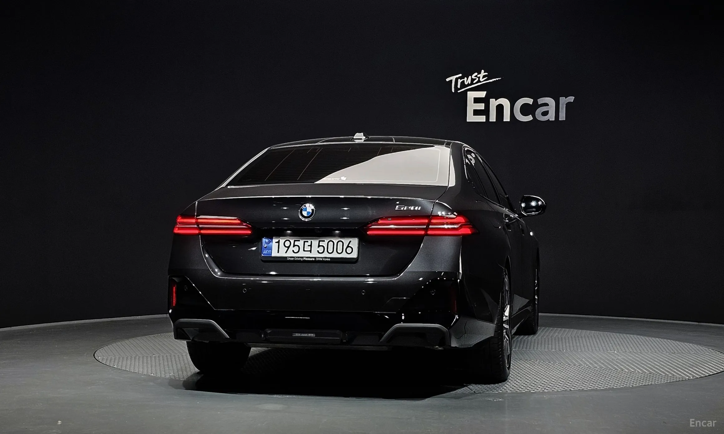 BMW 5 Series (G60) превью 4