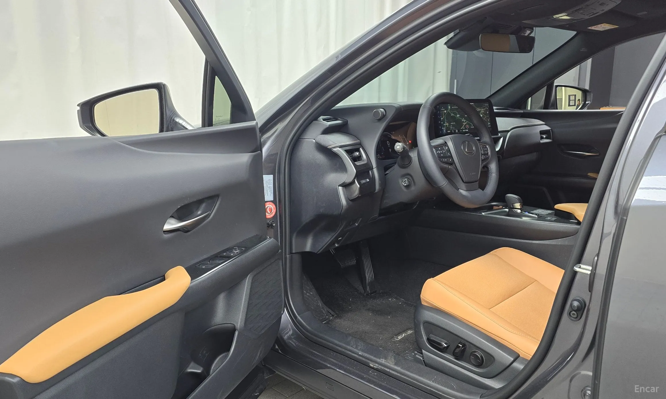 Lexus UX300h превью 10
