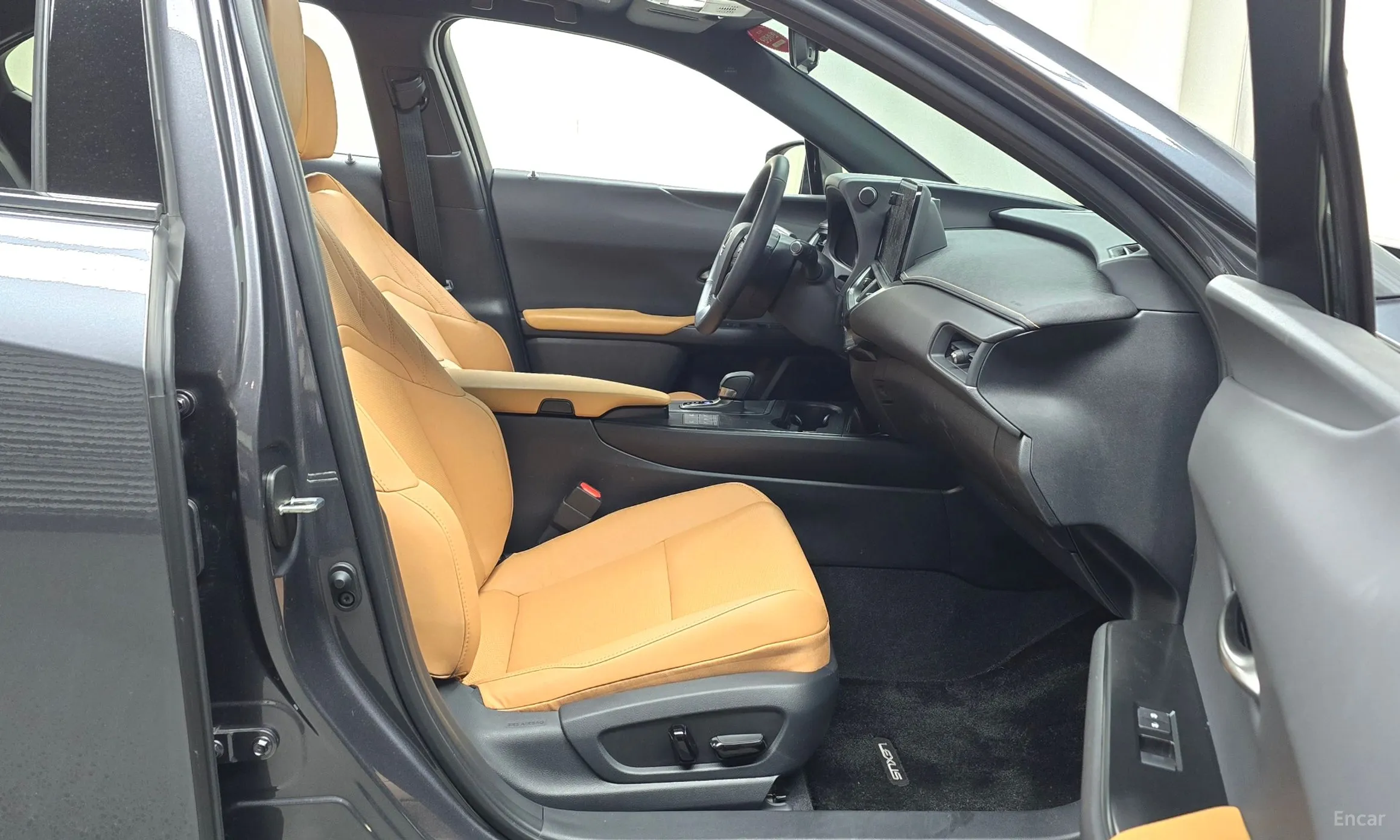 Lexus UX300h превью 11