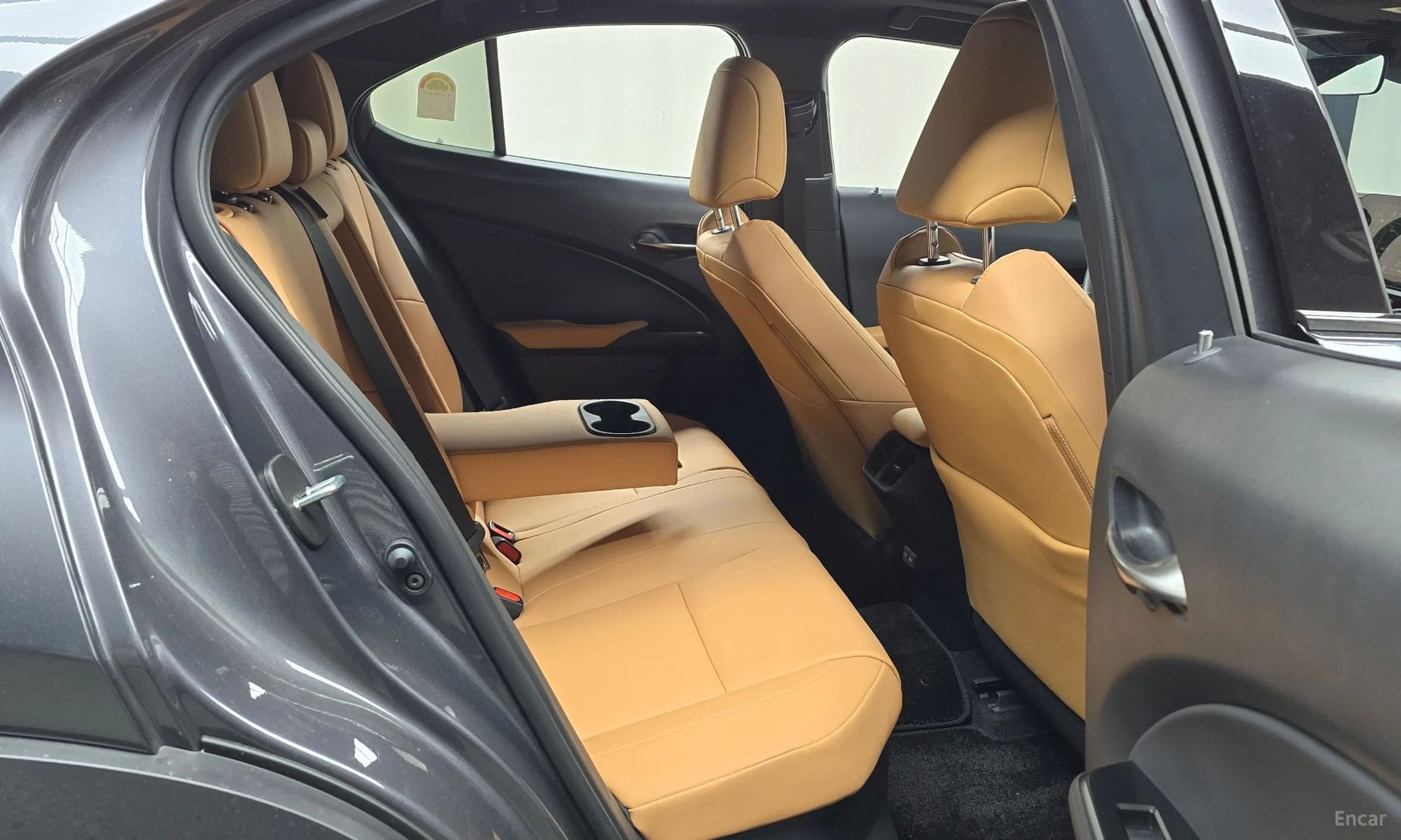 Lexus UX300h превью 12