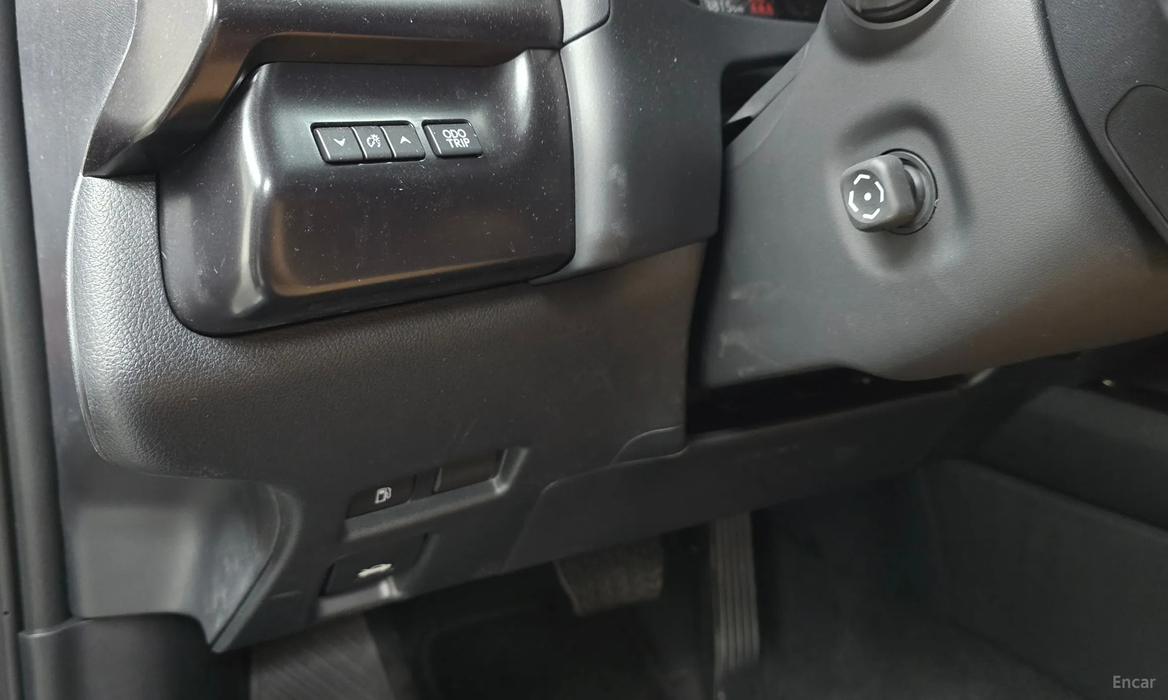 Lexus UX300h превью 17