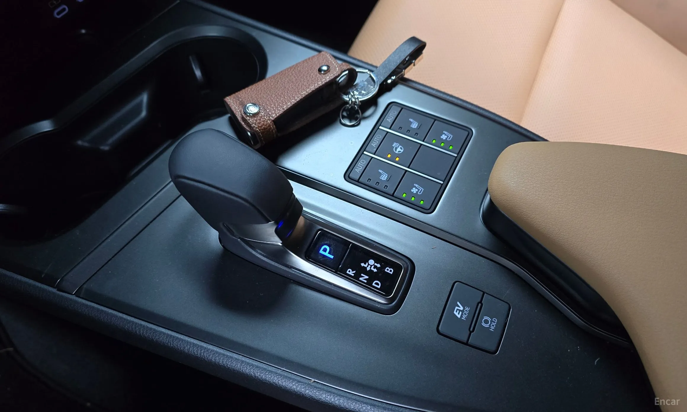 Lexus UX300h превью 9