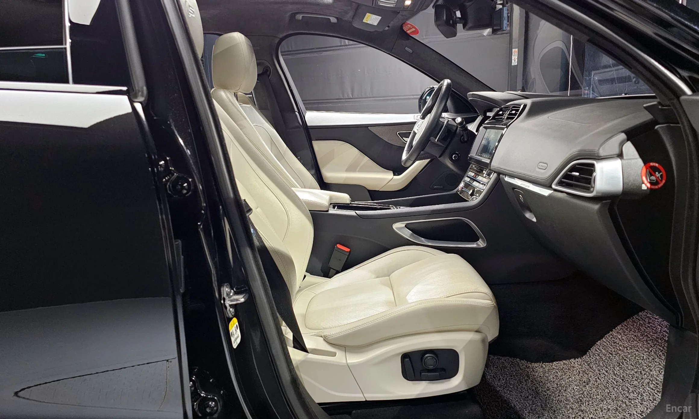 Jaguar F-PACE превью 11