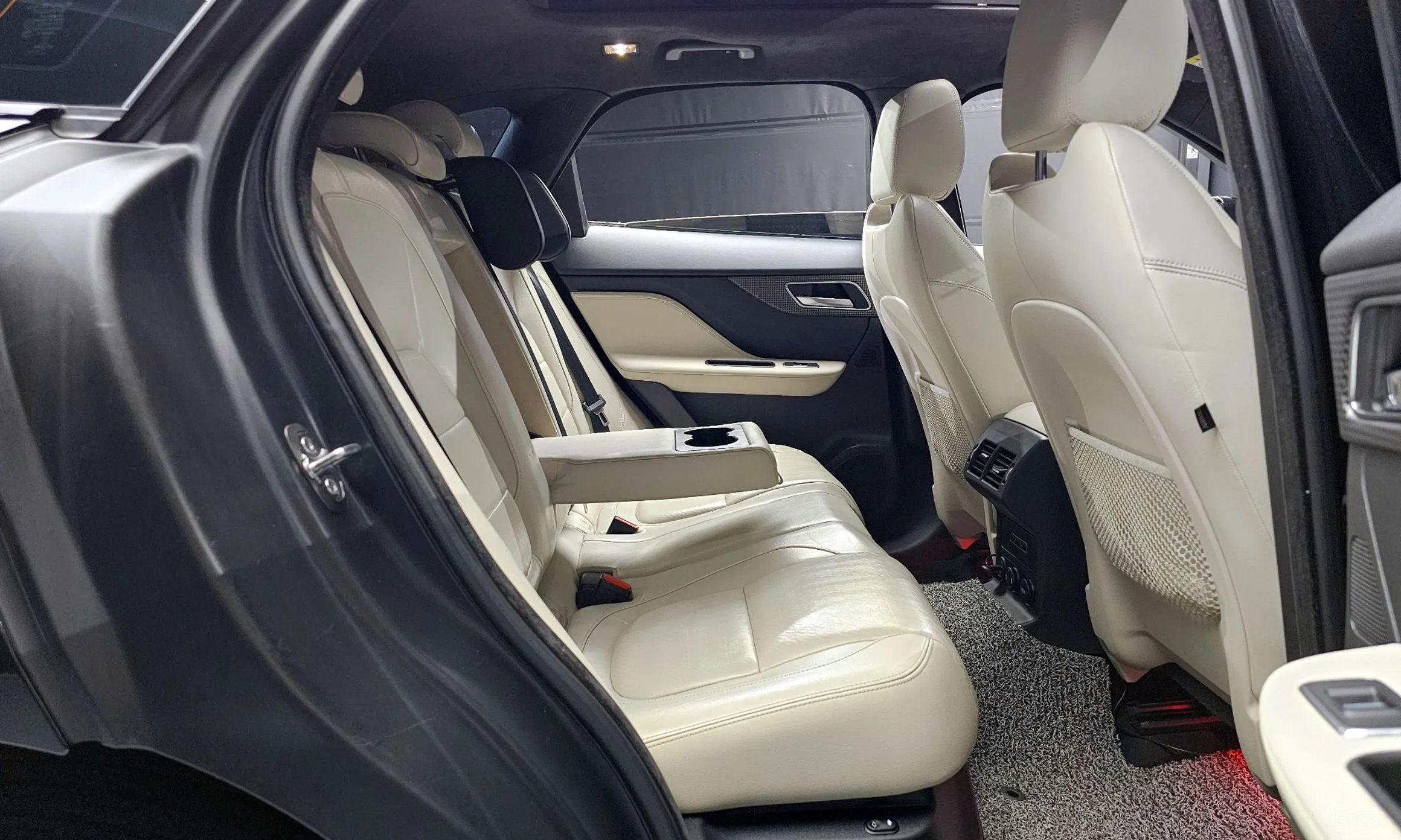 Jaguar F-PACE превью 12