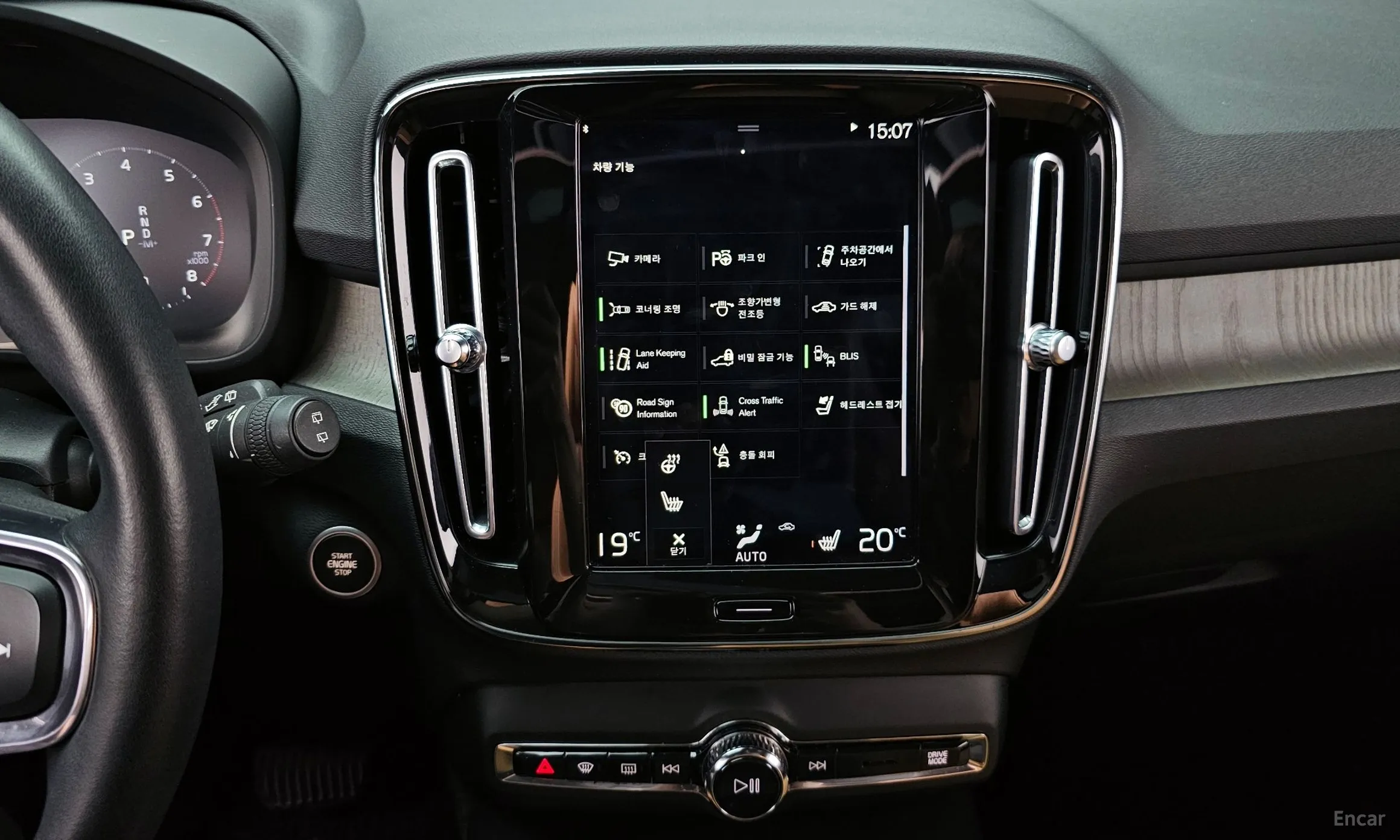 Volvo XC40 превью 14